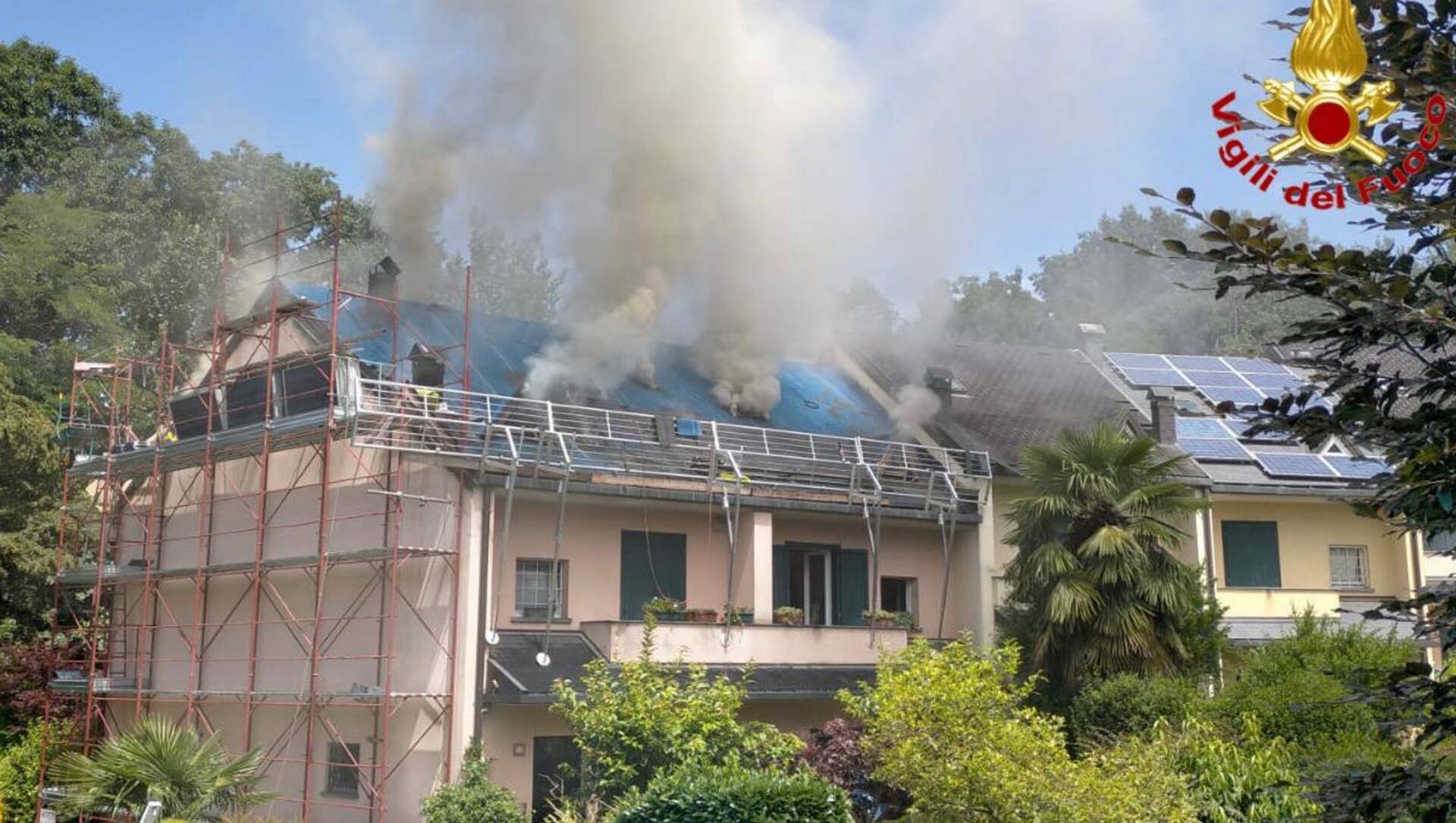Tradate, incendio in una villetta: al lavoro 6 squadre dei pompieri