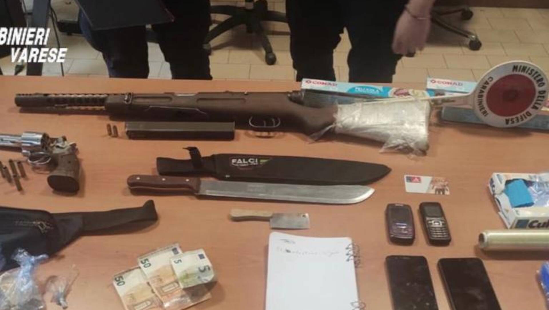 Un fucile automatico, un revolver e un machete sequestrati a Uboldo insieme a cocaina, eroina e hashish