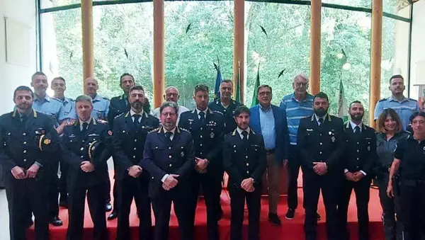 Mostra a carabinieri tessera e distintivo falsi: denunciato finto