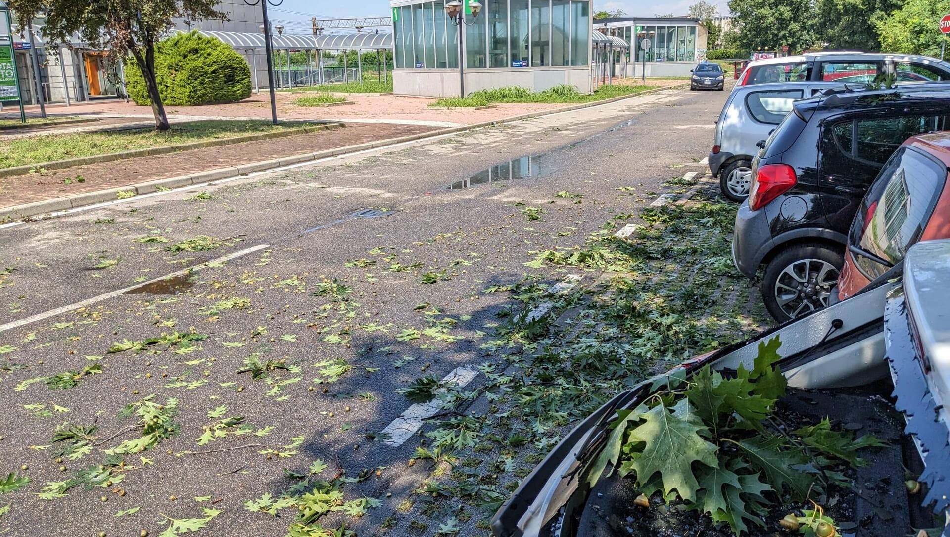 Grandinata: danni ad oltre 300 auto di pendolari tra Saronno Sud e Retrostazione (foto e video)