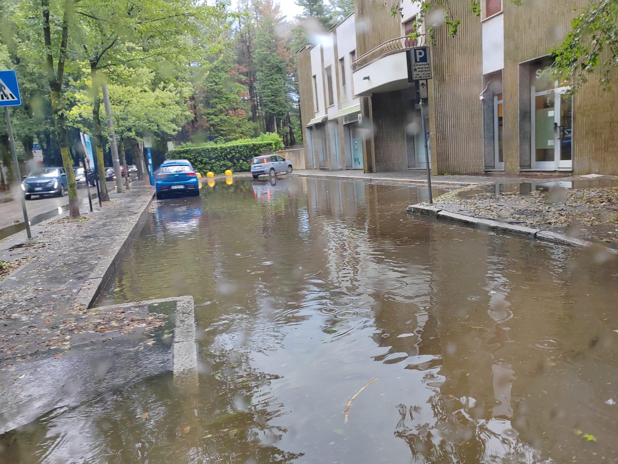Saronno, grandine e acquazzone: via Milano sottopasso bloccato dall’acqua. Allagamenti per le strade