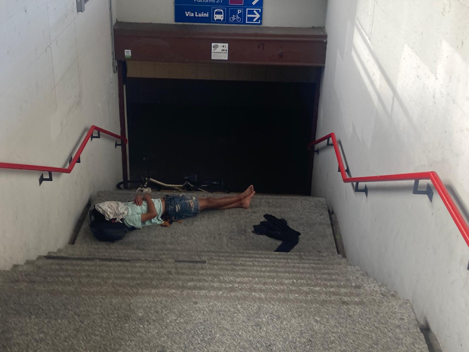 Saronno, senzatetto dorme in mezzo alle scale del sottopasso della stazione