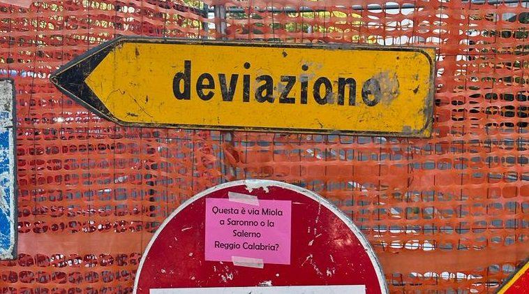 “Via Miola? E’ la nuova Salerno-Reggio Calabria”. In un cartello l’ironia e la rabbia dei saronnesi