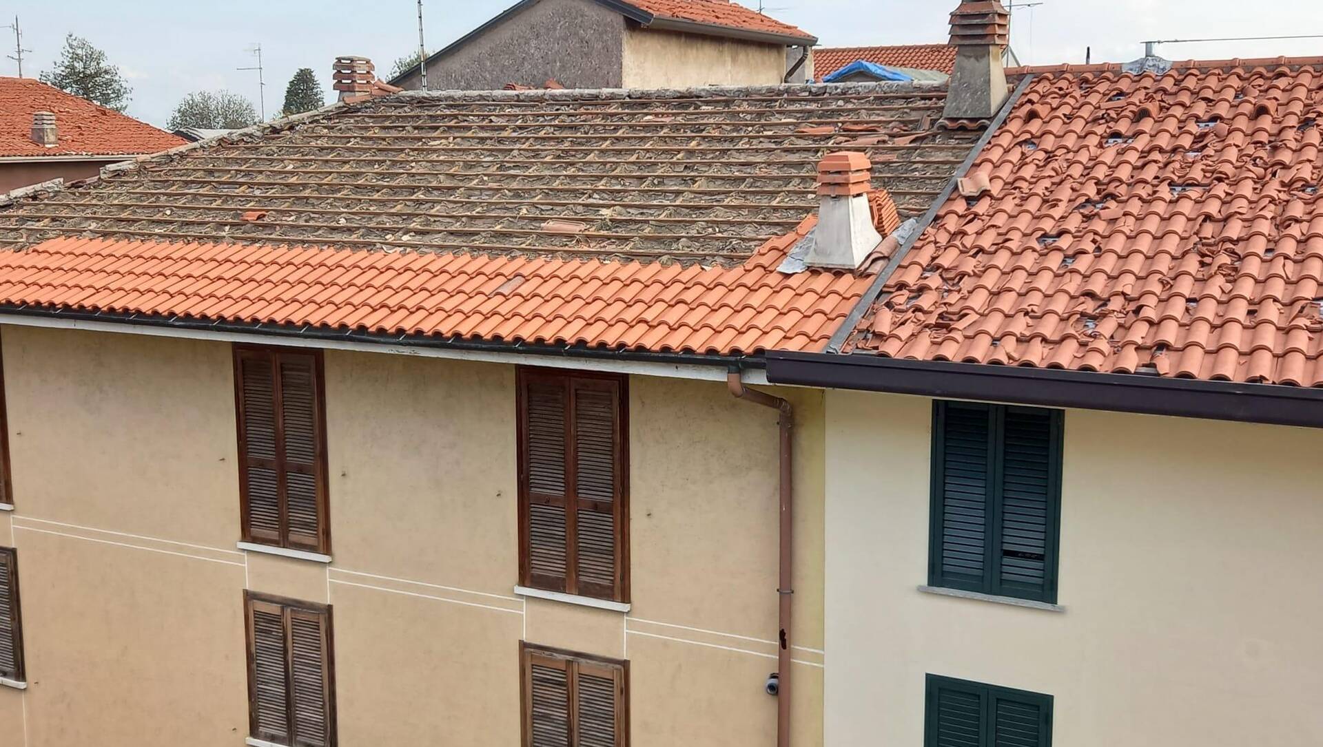 Maltempo, a Turate in omaggio teli e coperture per i tetti dalle Marche