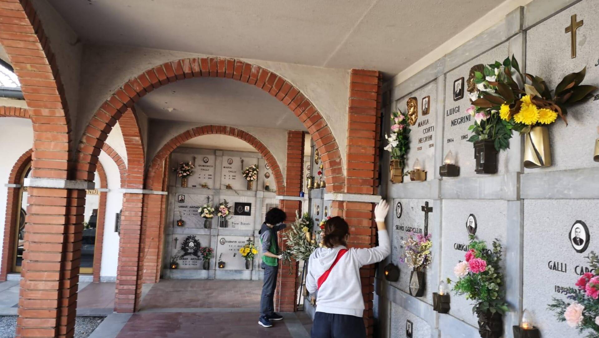 Lomazzo, il maltempo non ferma la manutenzione del cimitero