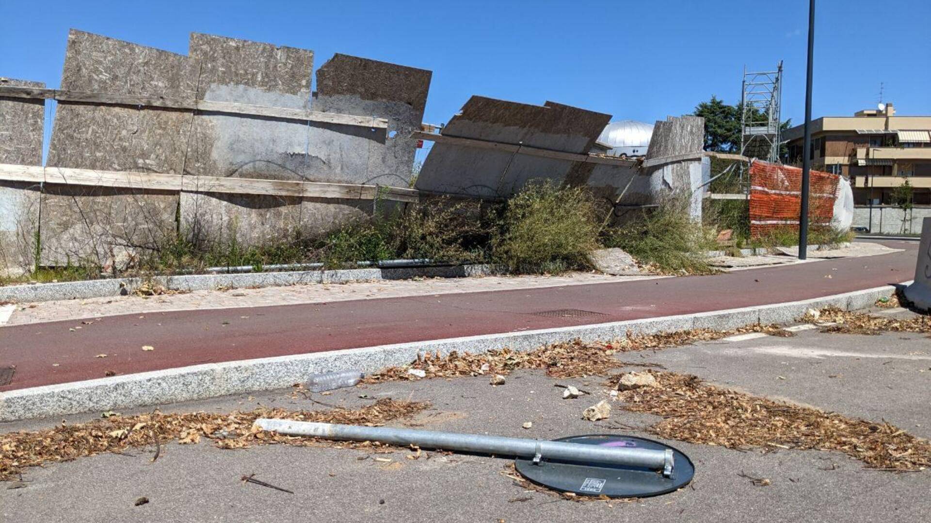 Vento forte a Saronno, danni a recinzione ex Cantoni