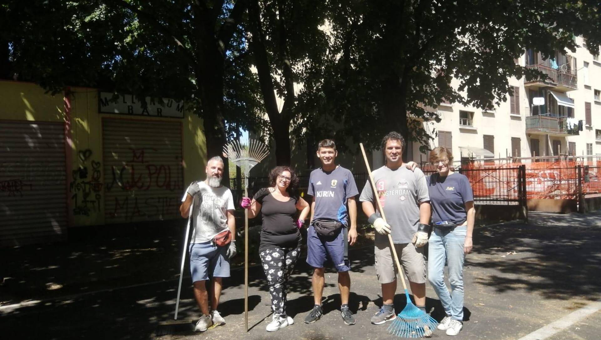 Matteotti, il Gabbiano pulisce il passaggio pedonale di via Minzoni “ma nel quartiere c’è tanto da fare”