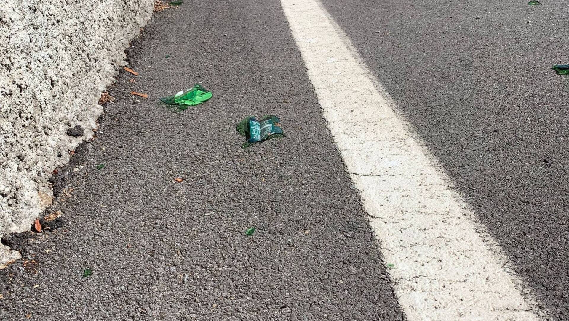 Caronno, bottiglie di birra rotte in strada: caccia al vandalo