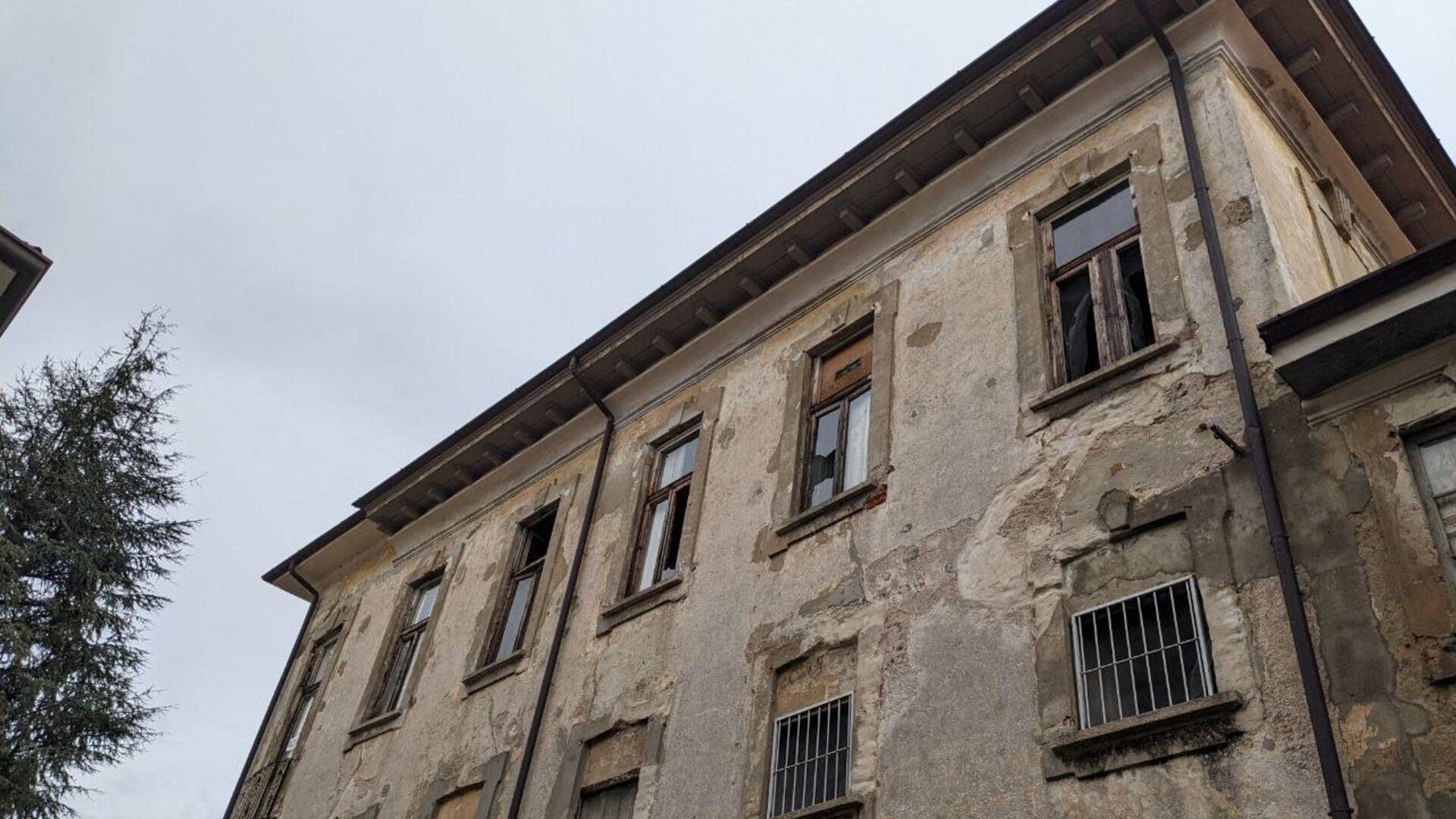 Incuria a Palazzo Visconti, tutte le finestre aperte: rischio allagamenti per il gioiello di Saronno
