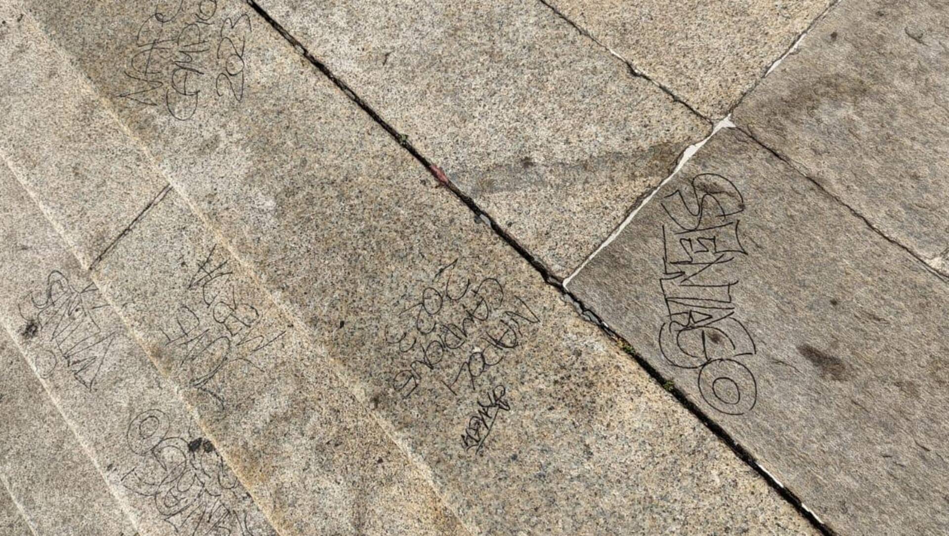 Saronno, graffiti sul sagrato della Prepositurale: slogan calcistici su Napoli e Juve e… di orgoglio campanilistico