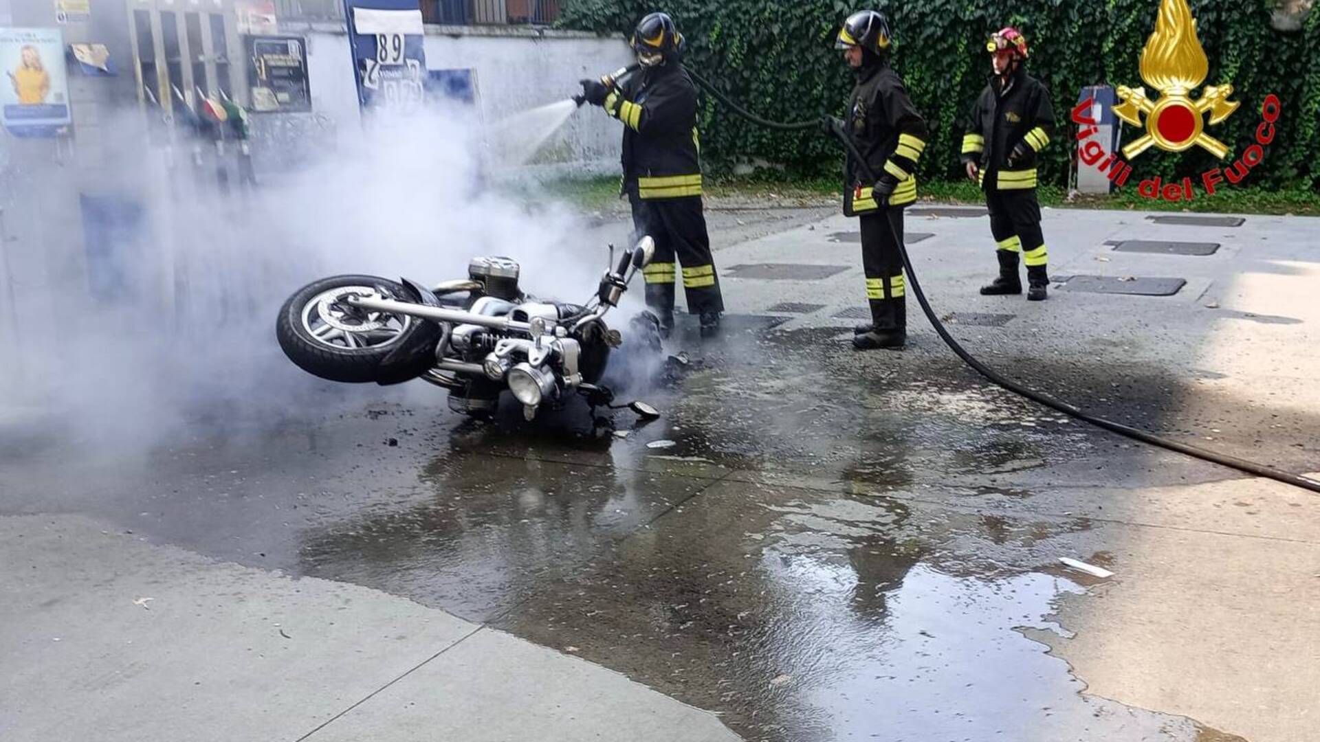 Moto in fiamme dopo il pieno al distributore
