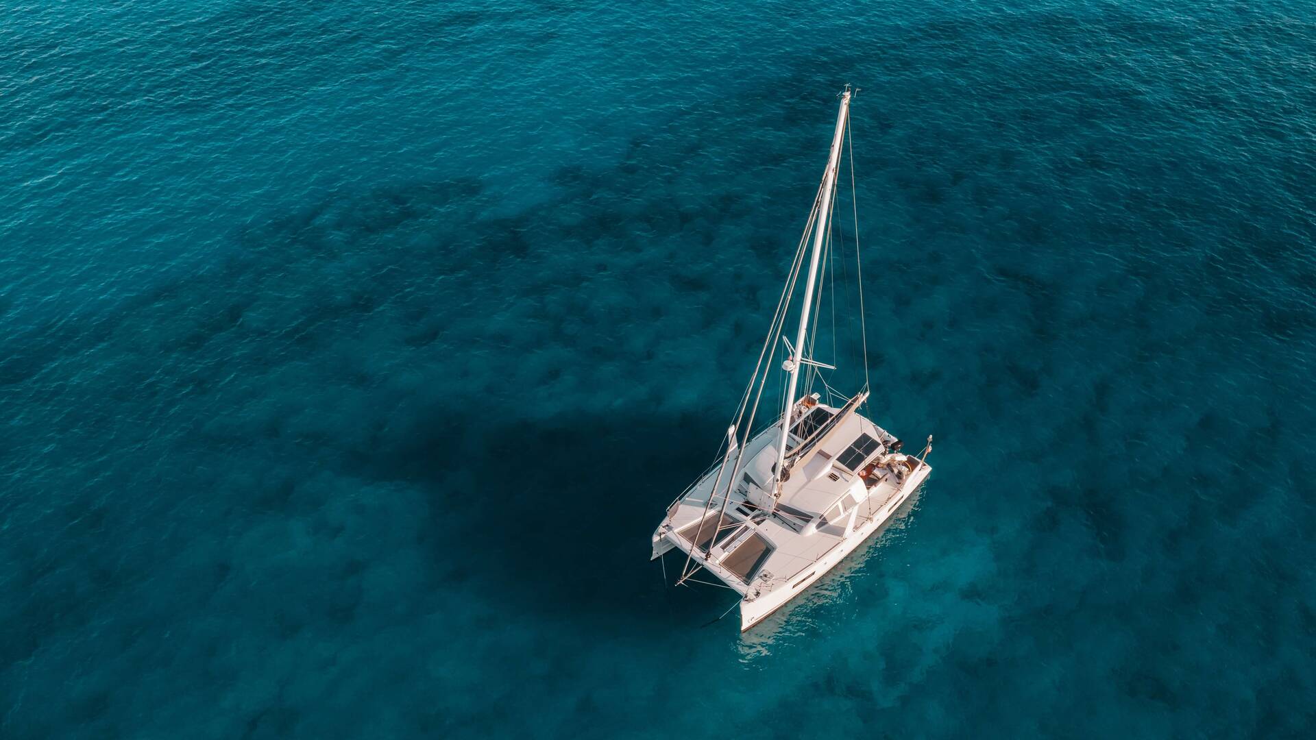 Vacanze in catamarano con skipper: le mete dei vip in Sardegna