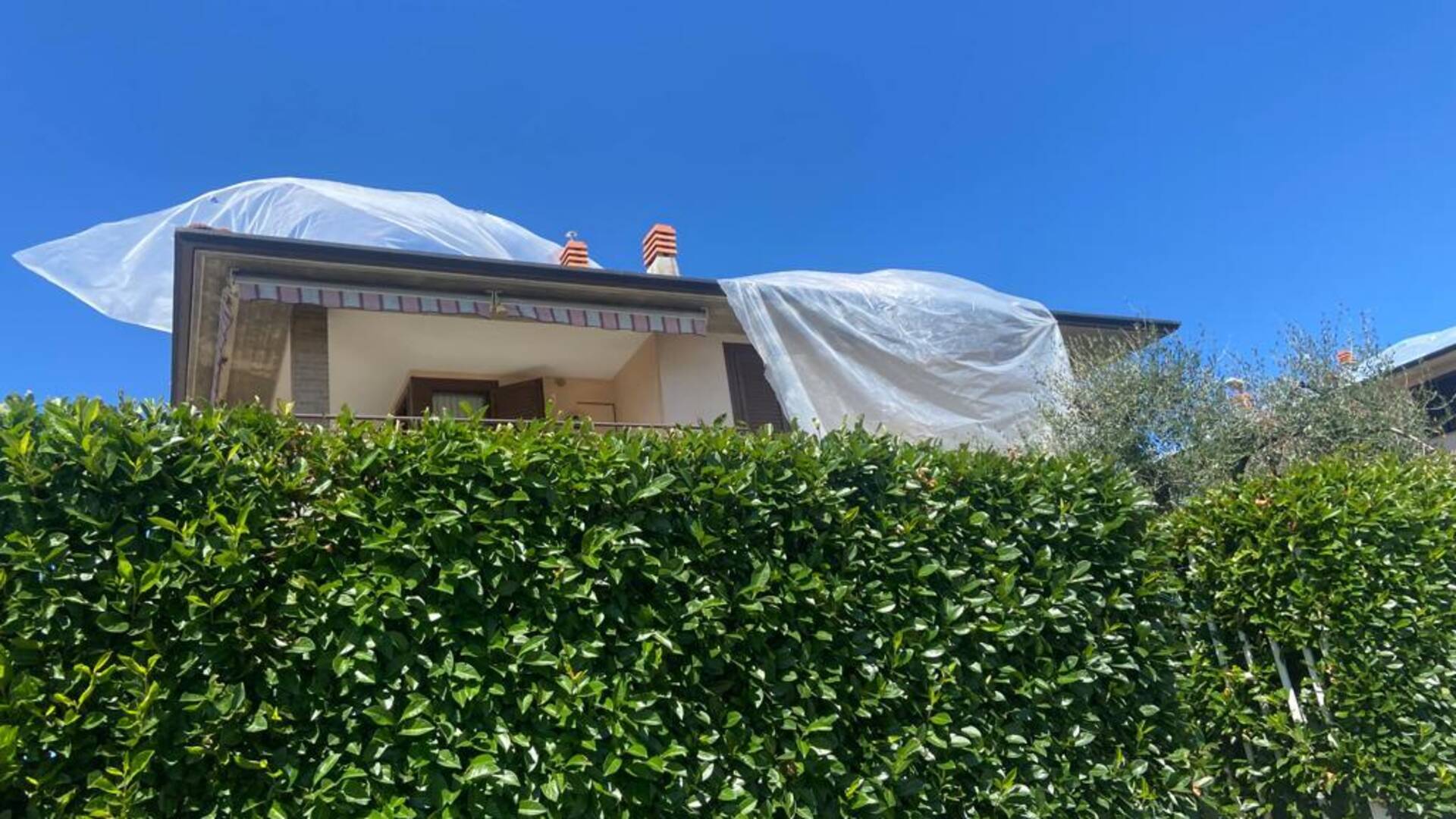 Vento forte, volano i teli sui tetti: a Saronno, Turate, Gerenzano e Rovello è massima allerta