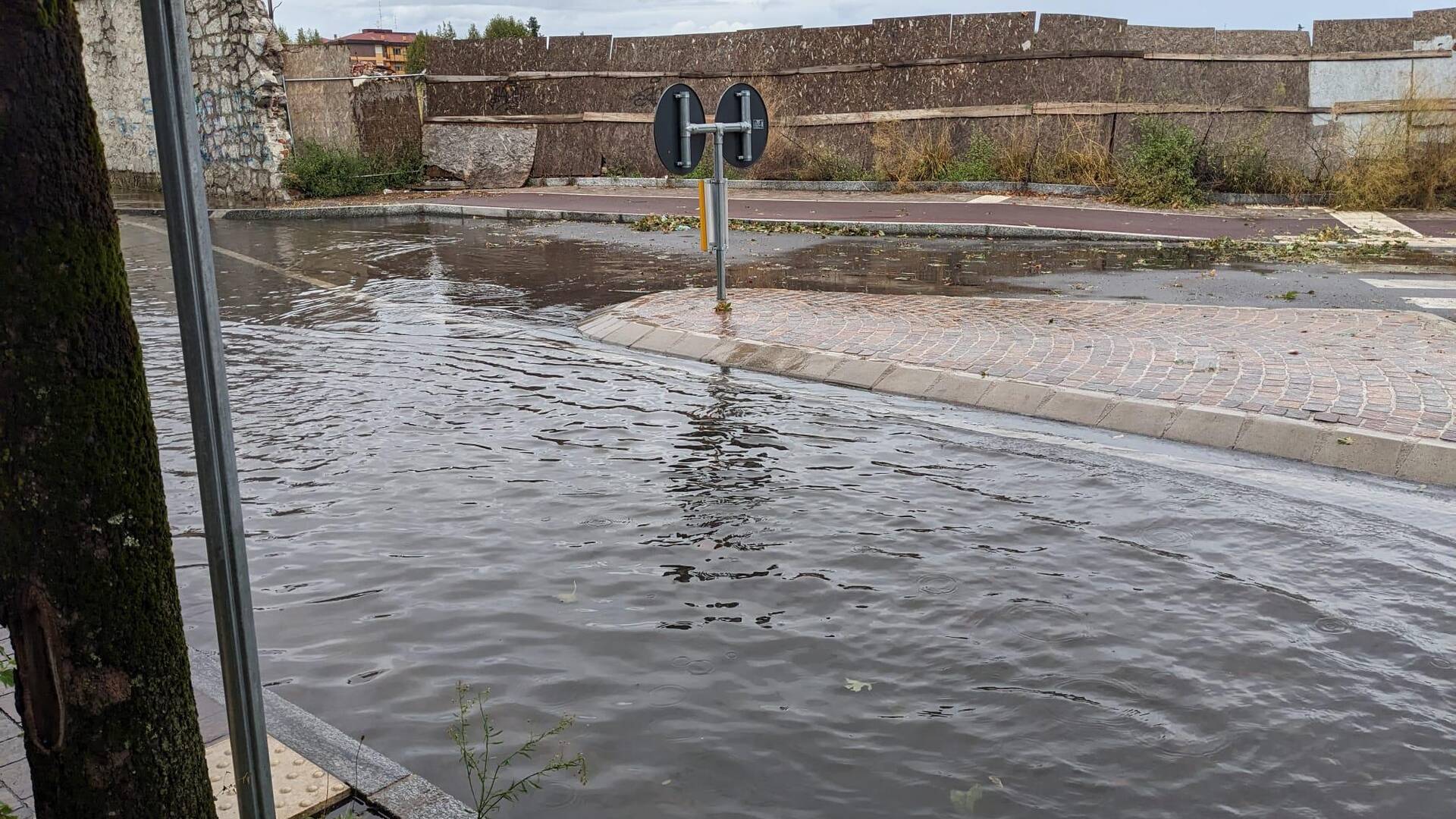 Maltempo, lago in via Don Marzorati: “Problemi già segnalati al Comune e mai risolti”