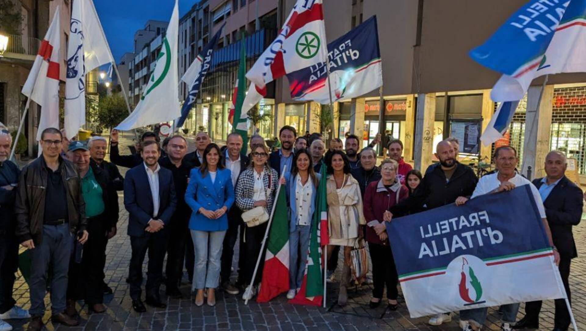 Saronno, flash mob del centrodestra per la sicurezza con Romeo, Tovaglieri, Monti e Longhini