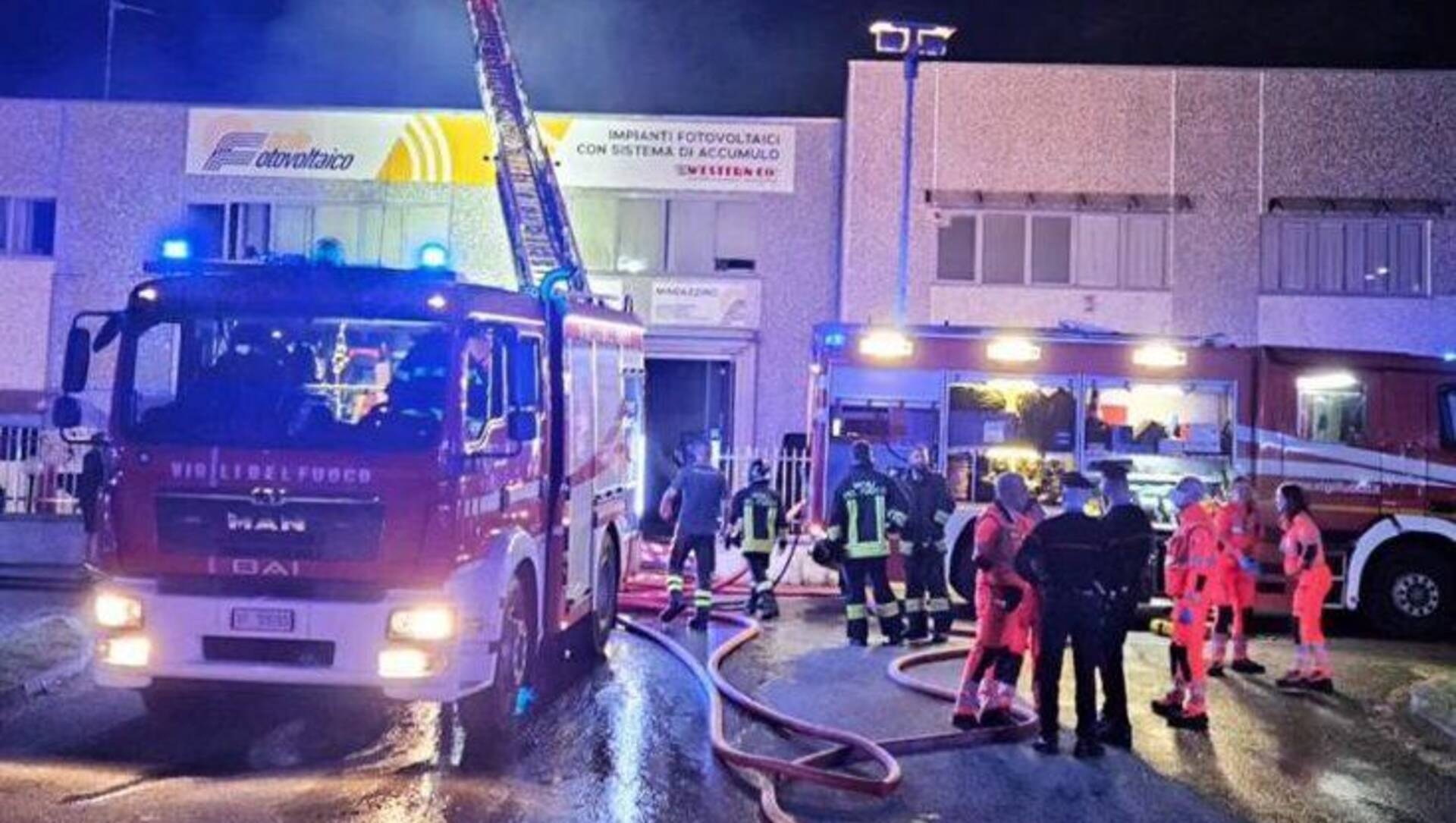 Maxi incendio di Cesate: inagibili due aziende, ustioni a mani e torace per il proprietario