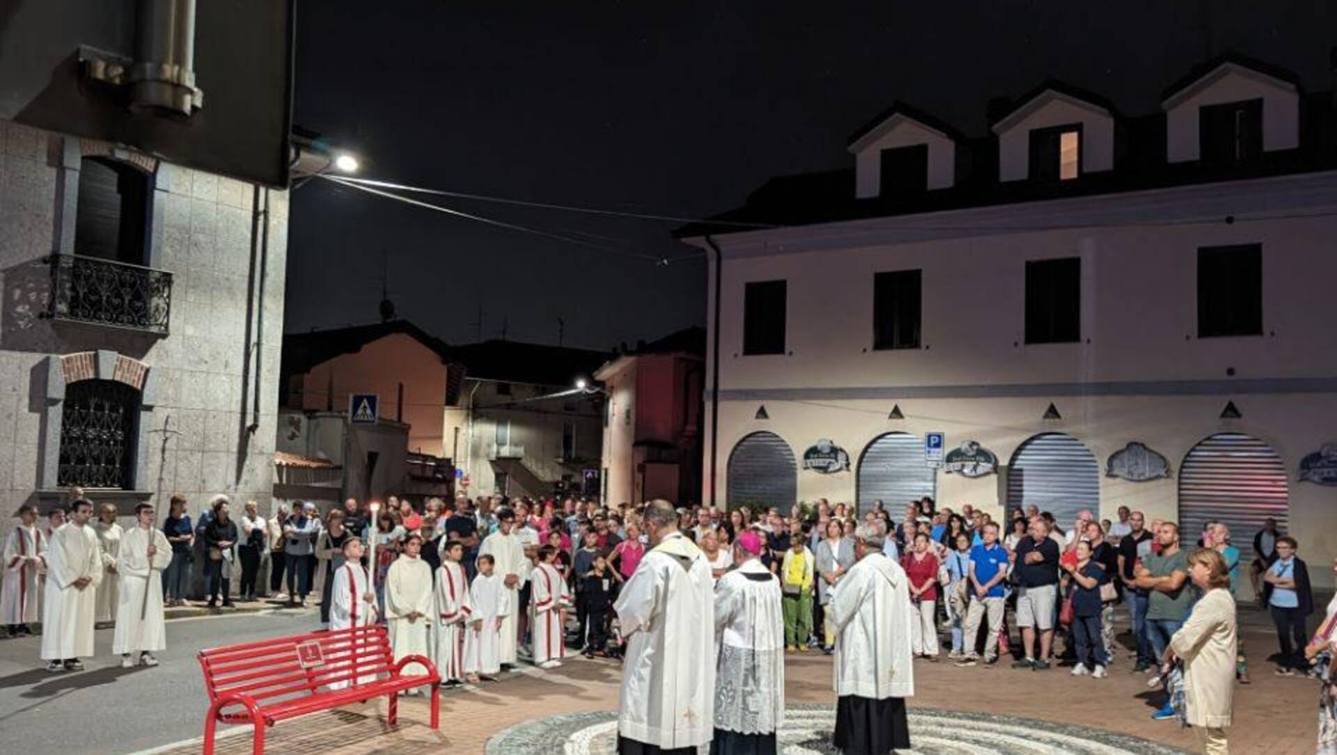 Gerenzano si raccoglie intorno all’arcivescovo Delpini che attraversa il paese flagellato dalla grandine (foto e video)