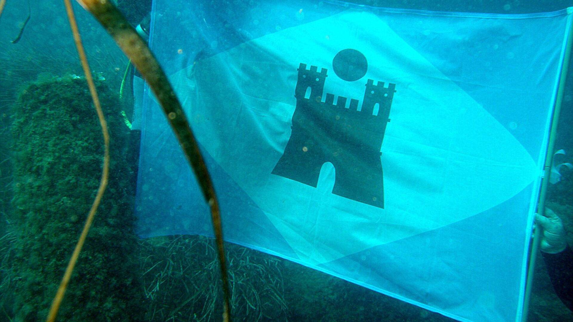 Da Saronno alle secche della Meloria: portati sott’acqua bandiera cittadina e labaro AnpdI della sezione