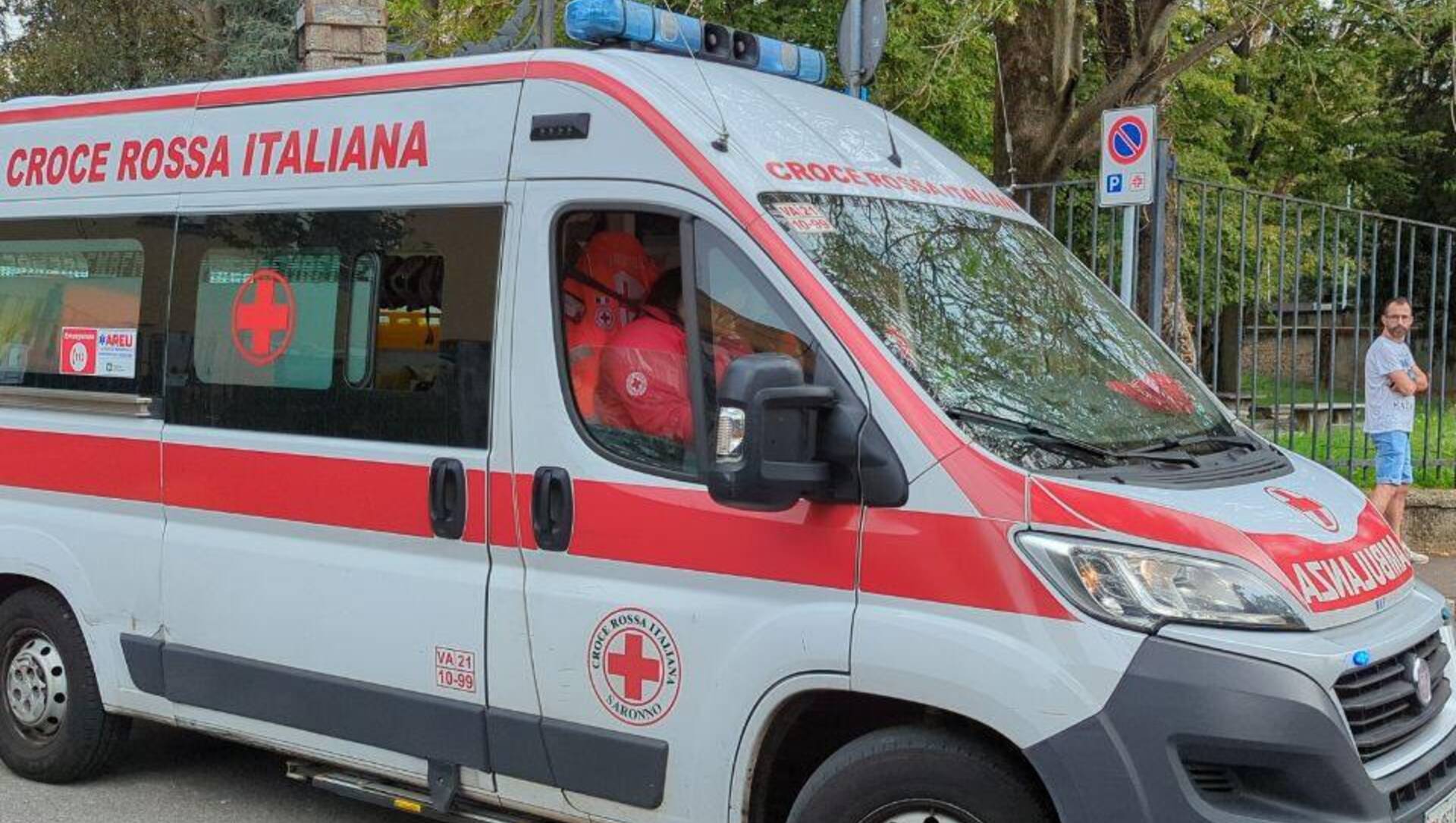Pedone investito a Solaro: arriva l’ambulanza