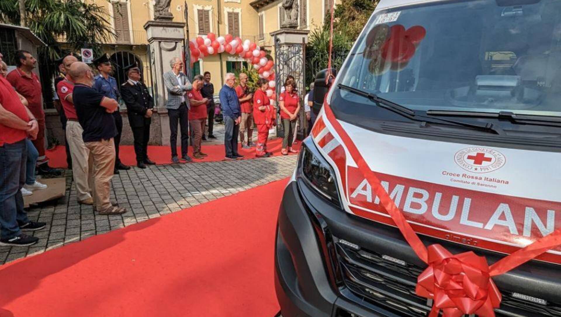 Saronno, inaugurata la nuova ambulanza della Croce Rossa con una dedica ai cittadini che hanno donato