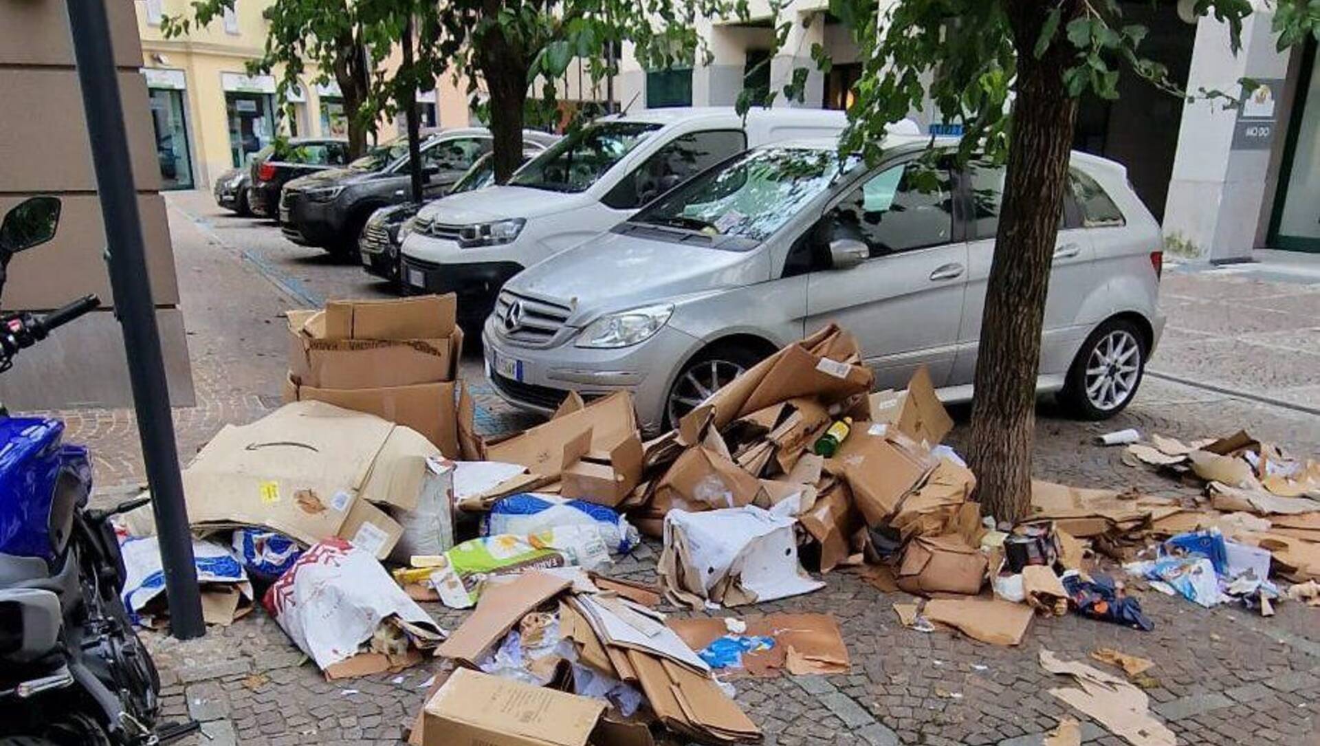 Saronno, discarica in centro: decine di scatoloni dimenticati dalla raccolta di ieri
