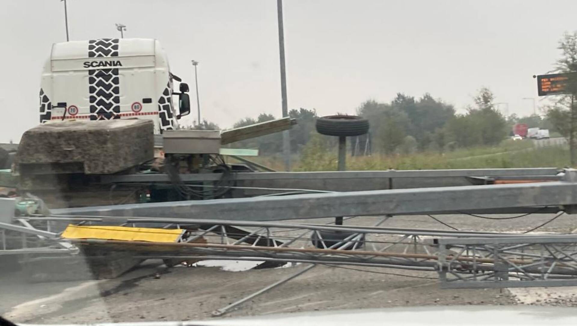 Gru scivola dal camion che la trasporta: incidente  all’uscita dell’A9 Origgio Uboldo