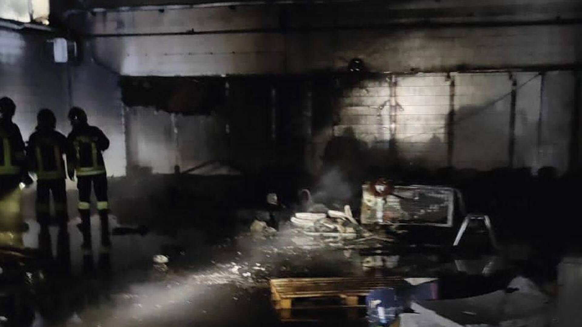 Capannone in fiamme nella notte: sei mezzi dei pompieri a Misinto