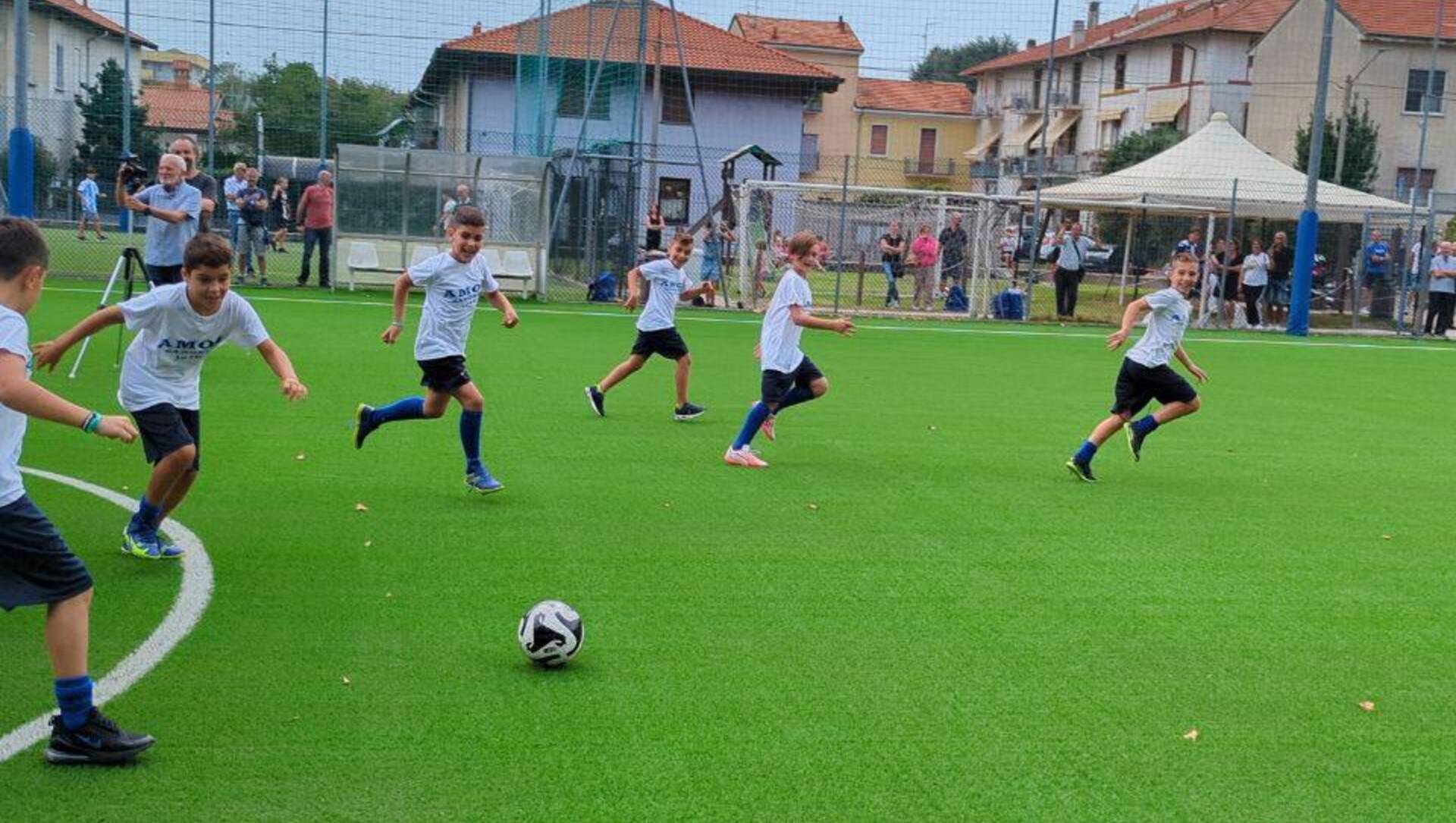 Saronno, grande festa con i giovani talenti del calcio saronnese per i nuovi campi all’Amor Sportiva (foto e video)