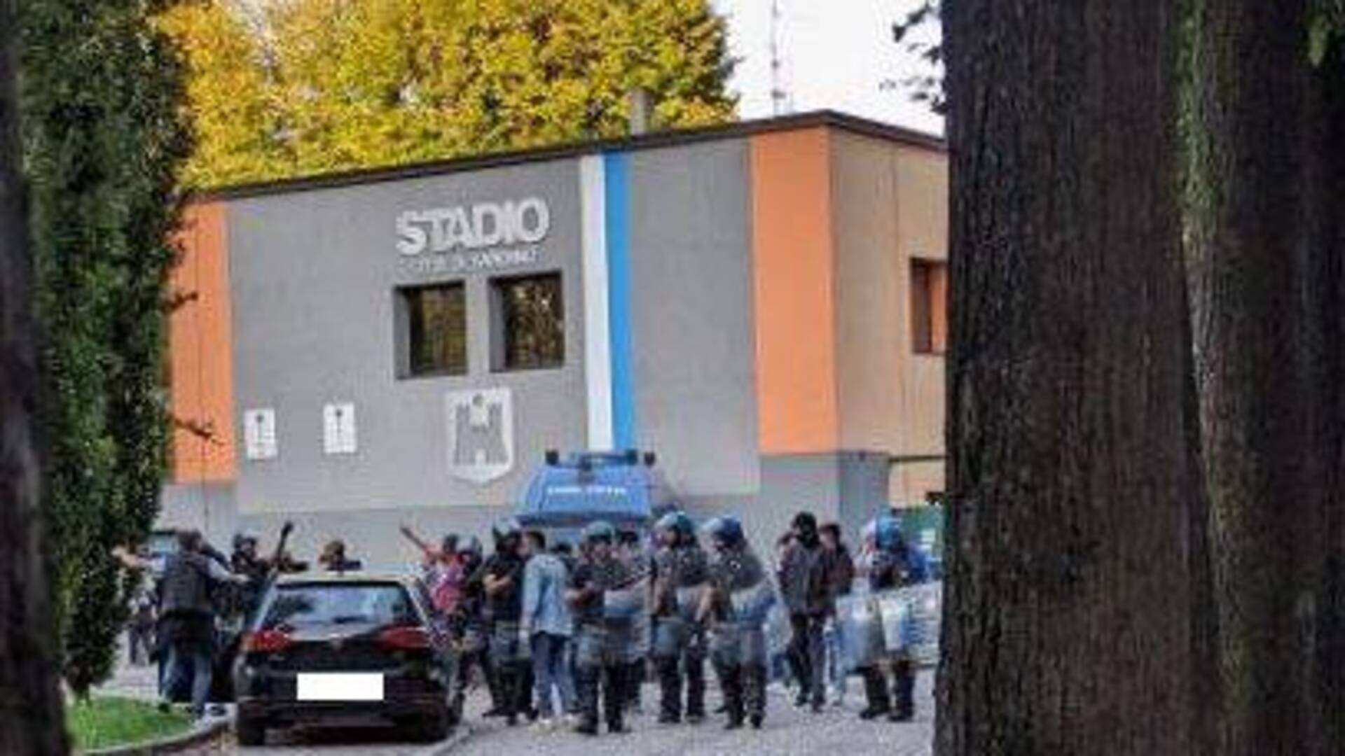 Saronno, tensione fuori dallo stadio: lancio oggetti, cori e bomba carta a Fbc Saronno – Pavia