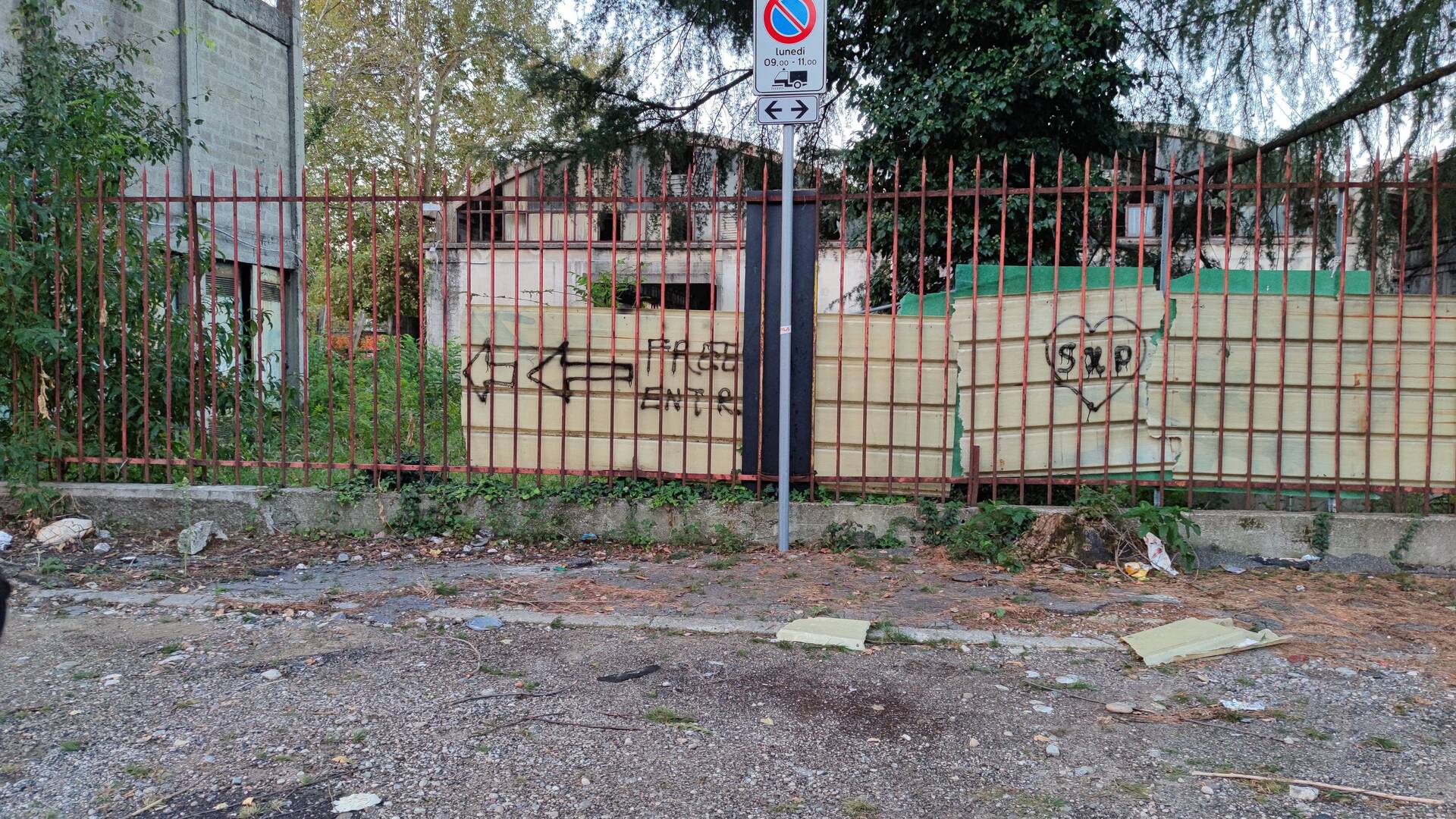 Saronno, ex Ginori al Matteotti: occupazioni, spaccio e discariche nell’area dismessa. “Che fine ha fatto l’ordinanza del Comune?”
