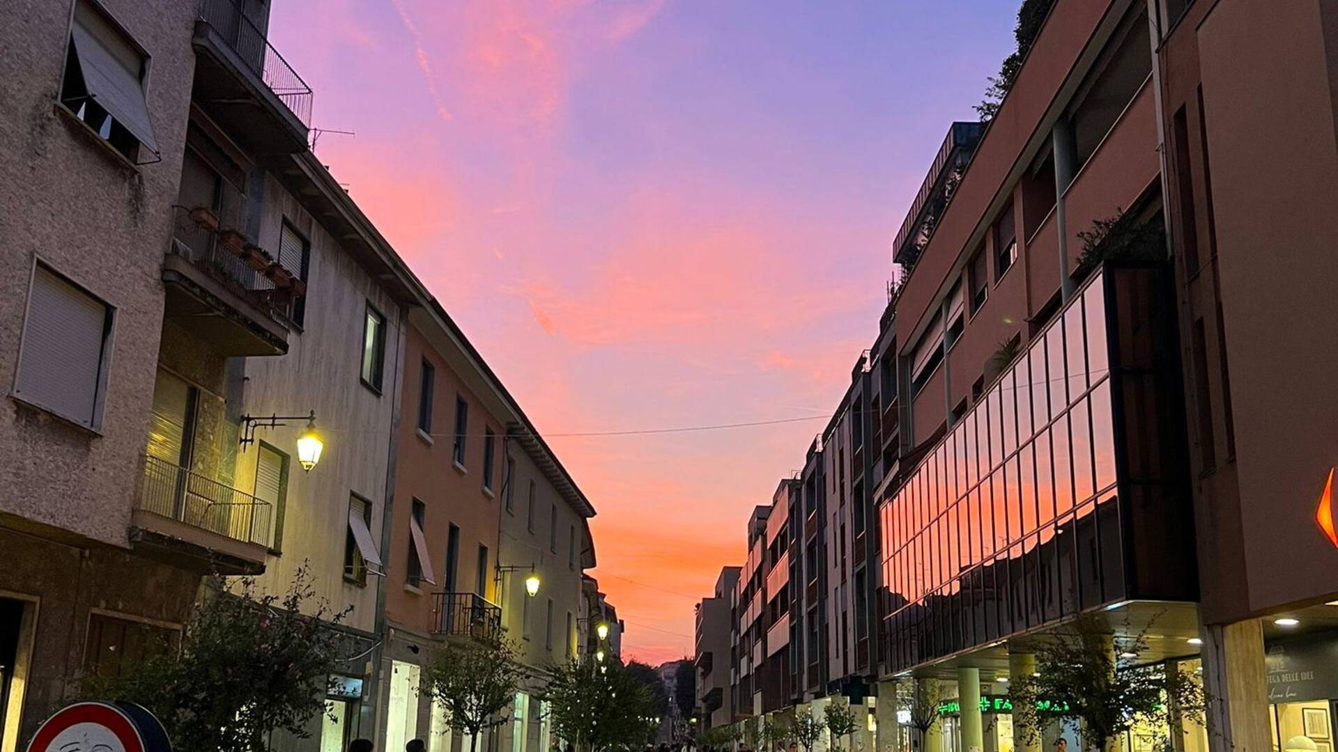 Rosa, arancione e indaco… con le prime luci della sera il tramonto su Saronno è spettacolare