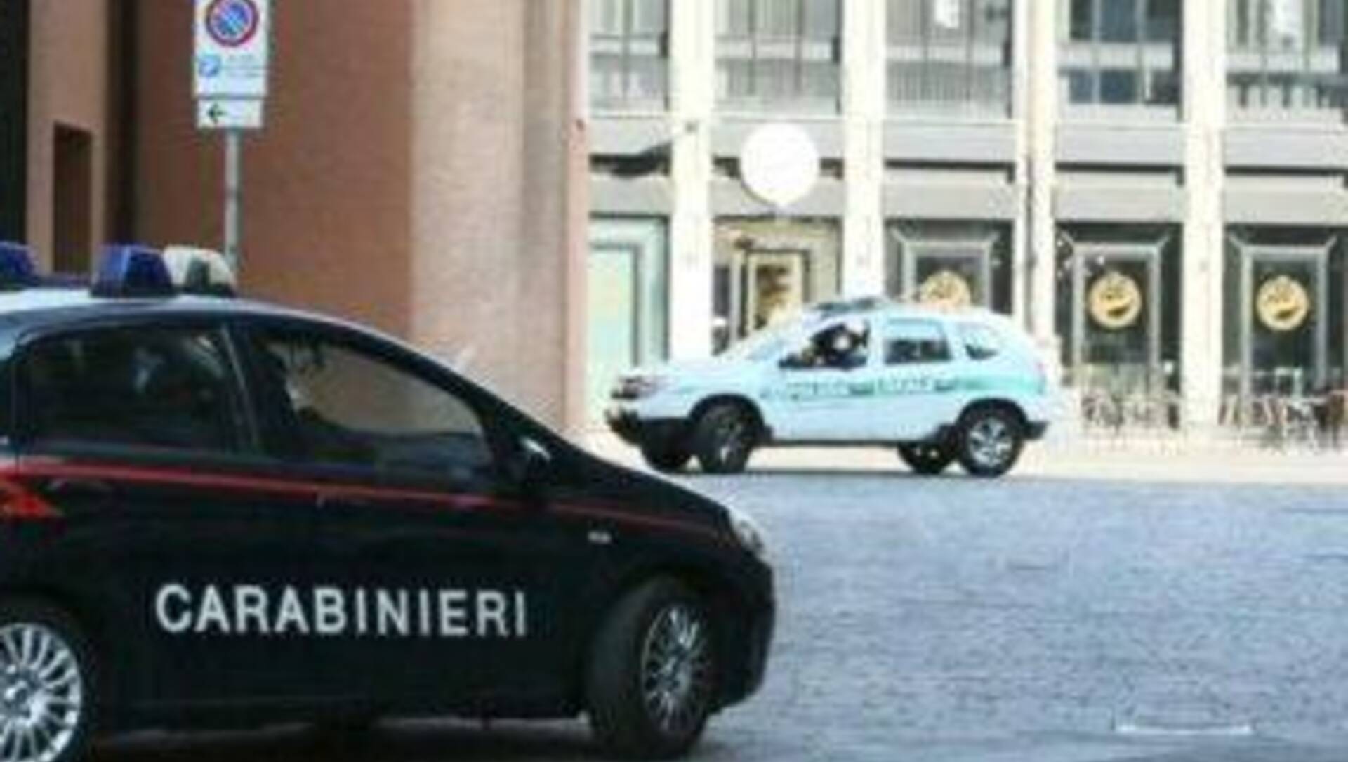 Saronno, carabinieri e polizia locale negli hotel dei disperati: controlli a Palazzo Visconti e in altri stabili dismessi