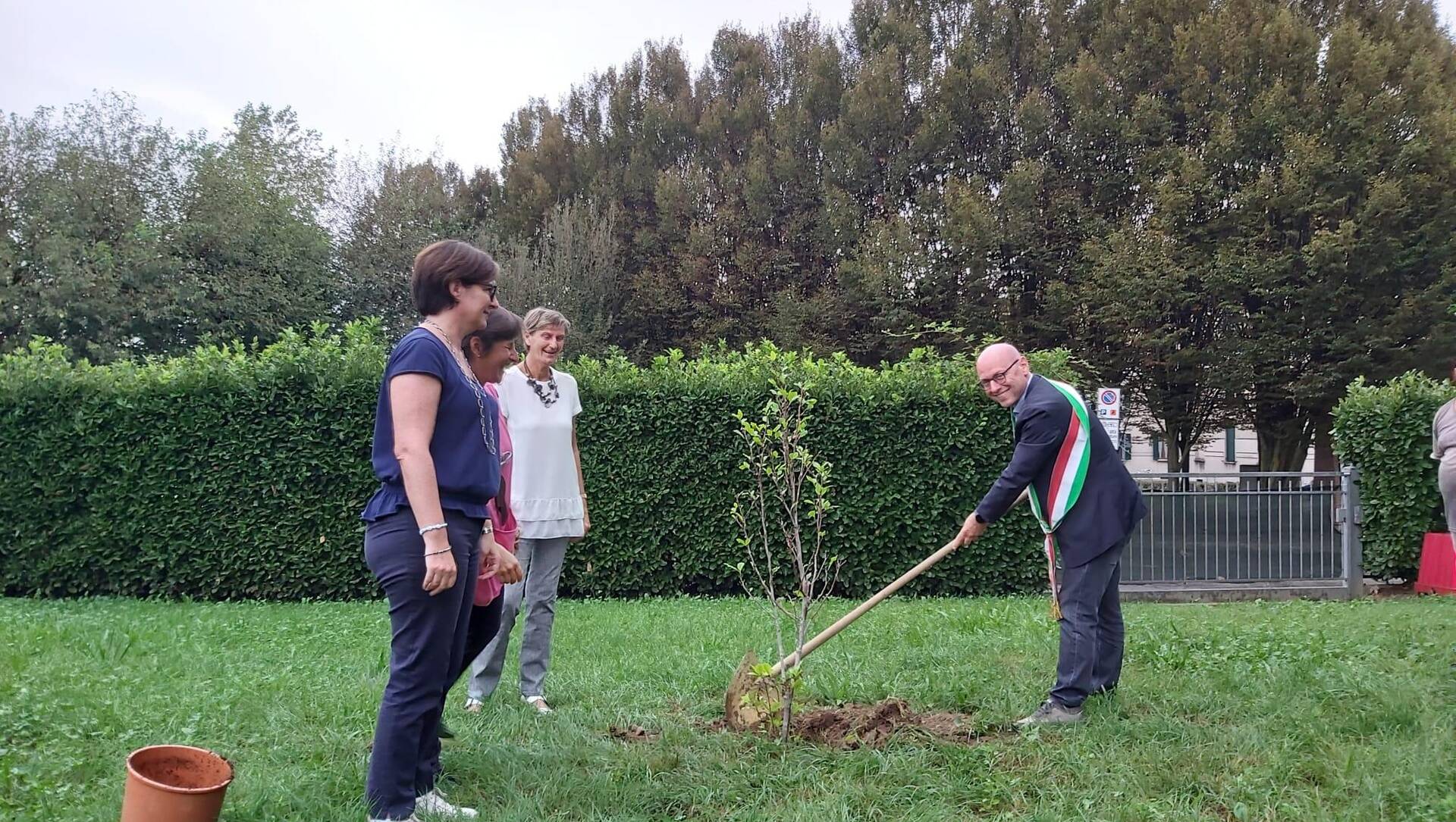 Cesano Maderno, una magnolia per la Montessori