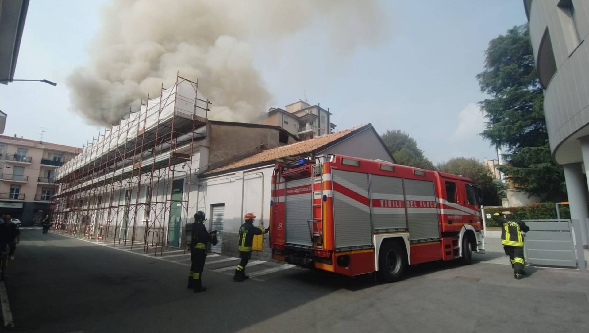 In fiamme il cinema Saronnese: vigili del fuoco sul posto