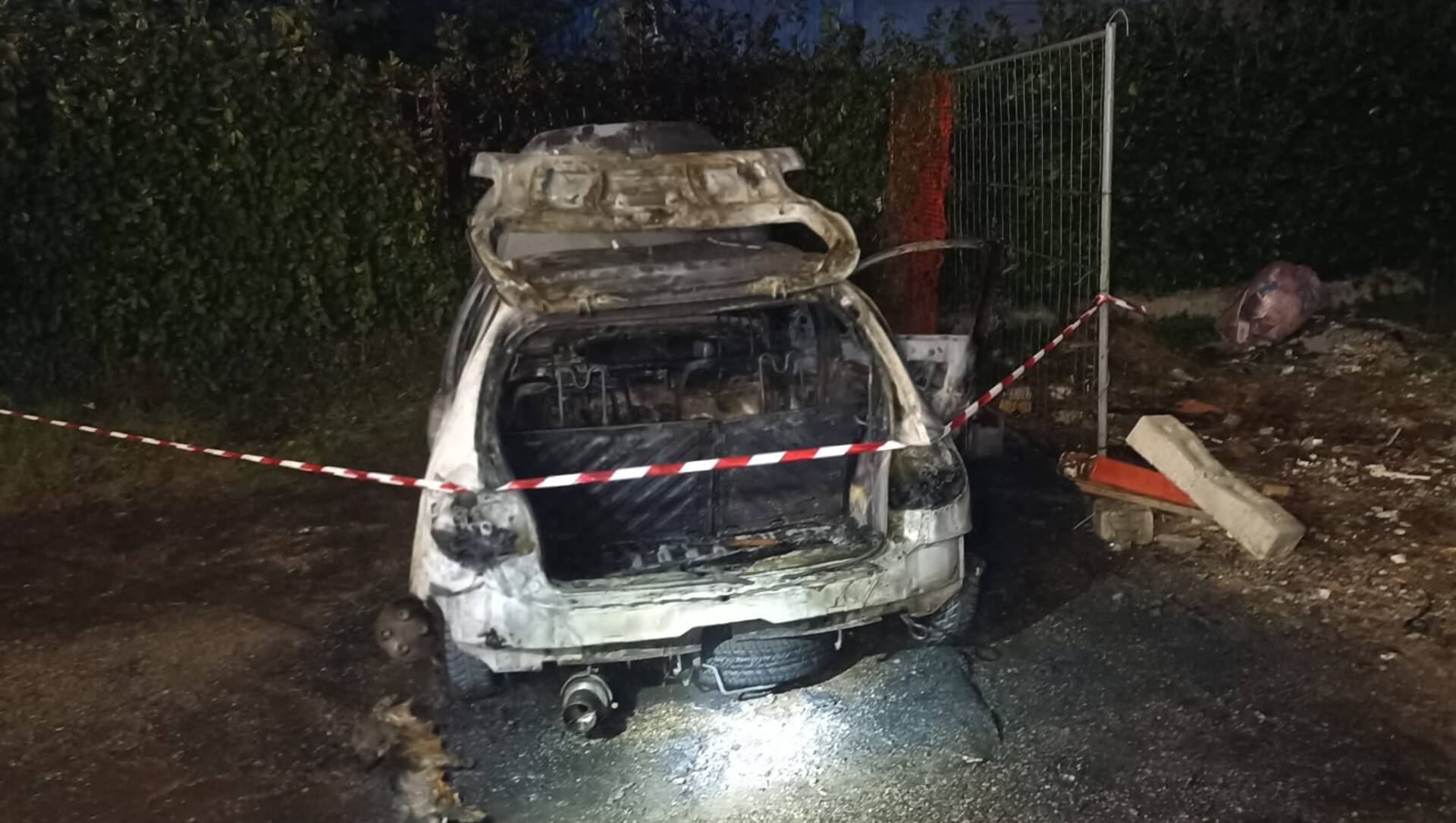 Saronno, auto abbandonata brucia nella notte (foto e video)
