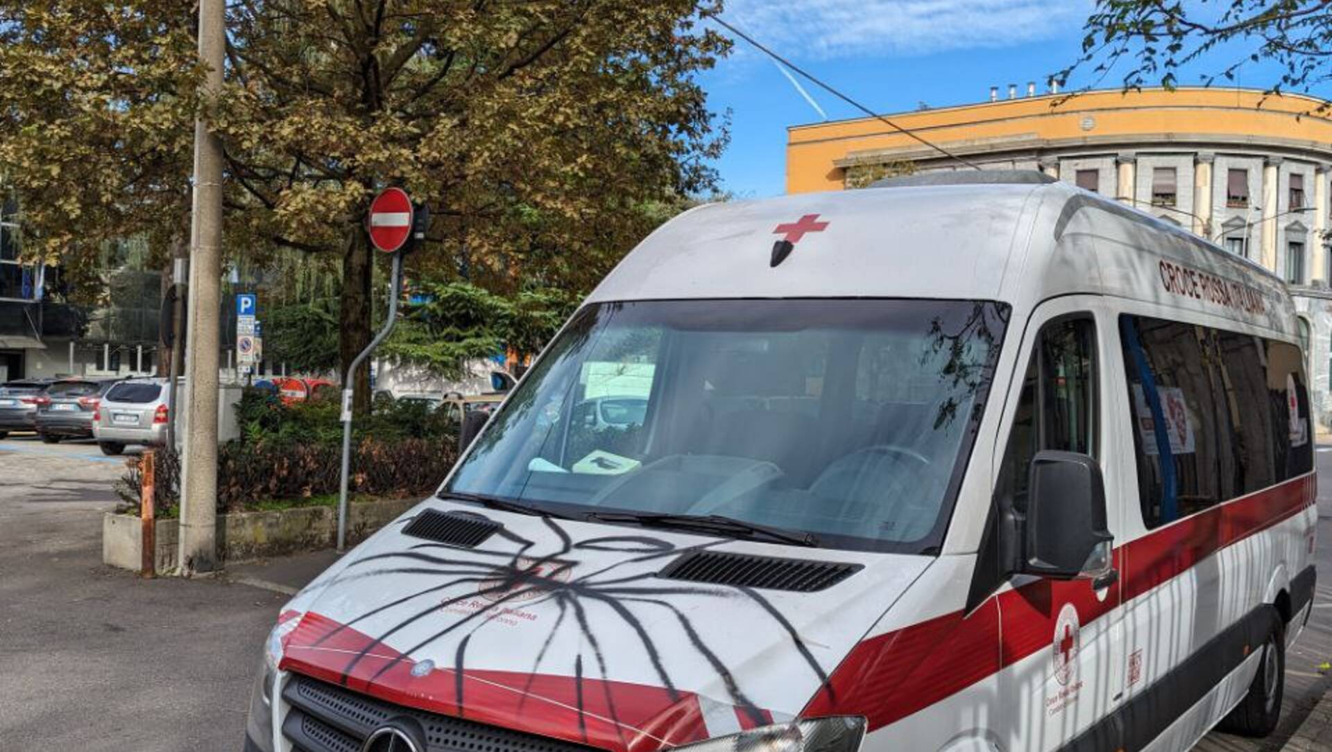 Saronno, ragni di vernice sui mezzi della Croce Rossa e privati. Vandalismi davanti al Comune