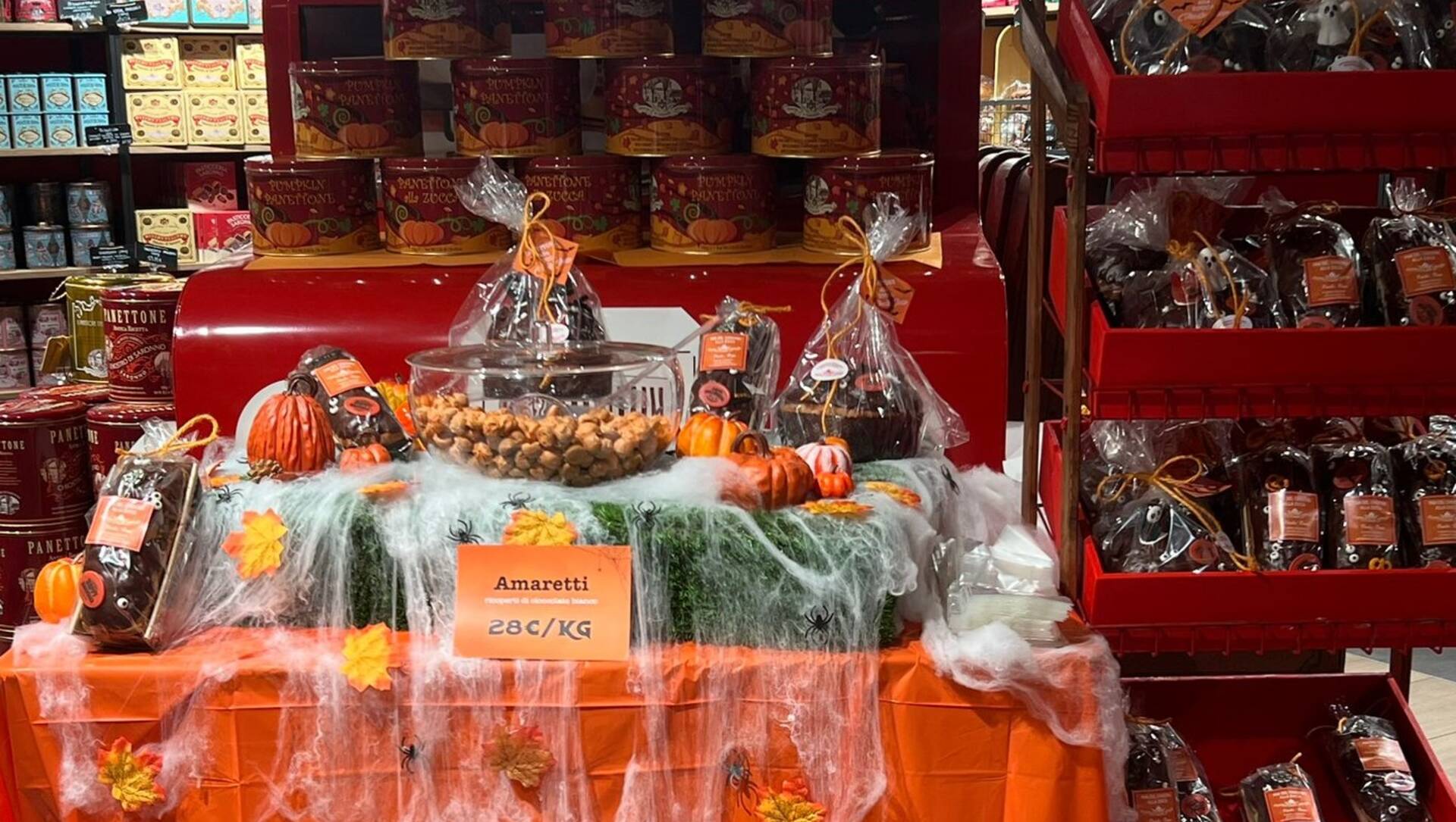 Halloween “made in Saronno”: panettone alla zucca e amaretti arancioni al Punto Rosso Lazzaroni