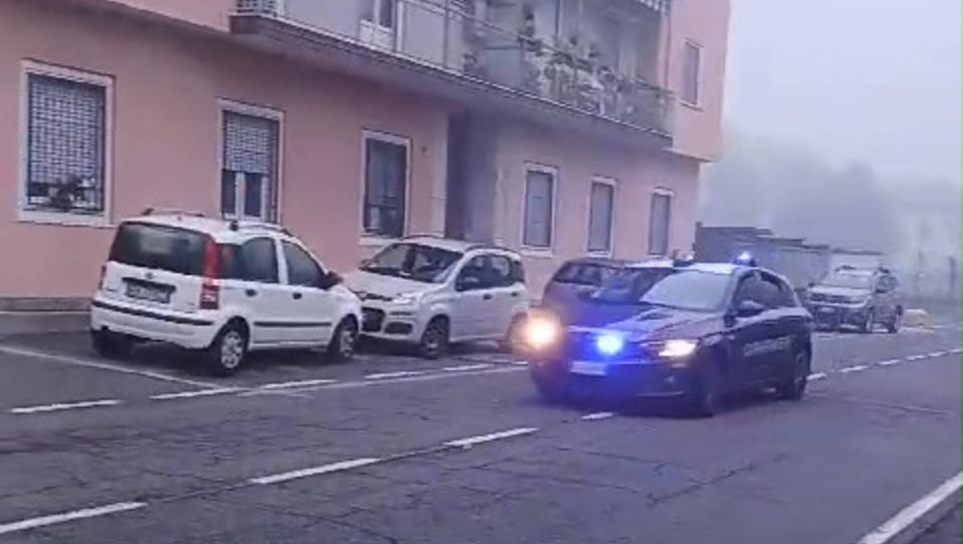 Carabinieri e polizia locale nella palazzina occupata: sgombero degli abusivi