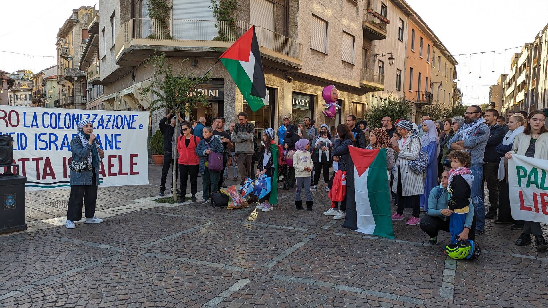 Saronno, un centinaio al presidio Pro Palestina in piazza Libertà