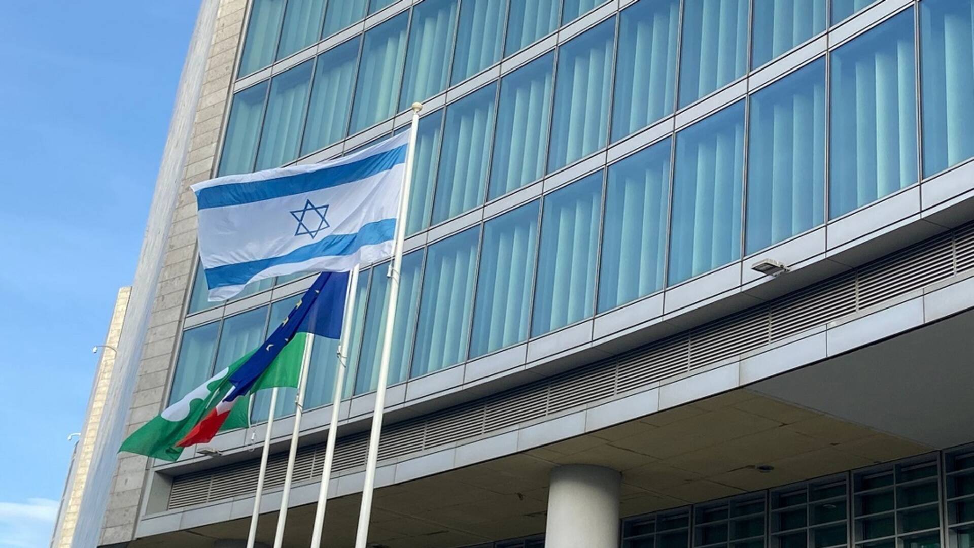 Regione solidale: la bandiera di Israele sui pennoni di Palazzo Lombardia