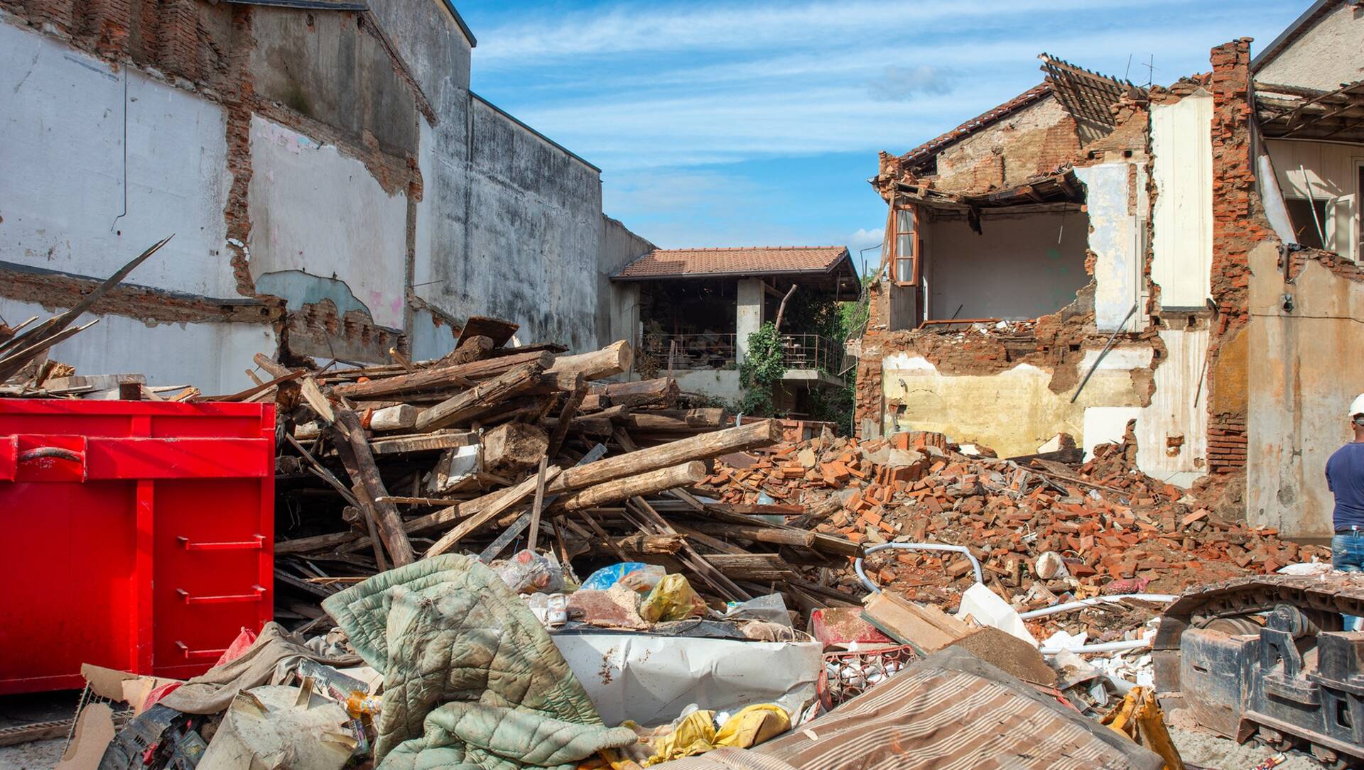 Rovello Porro, cambia volto il paese: oggi finiscono le demolizioni delle vecchie case di via Volta