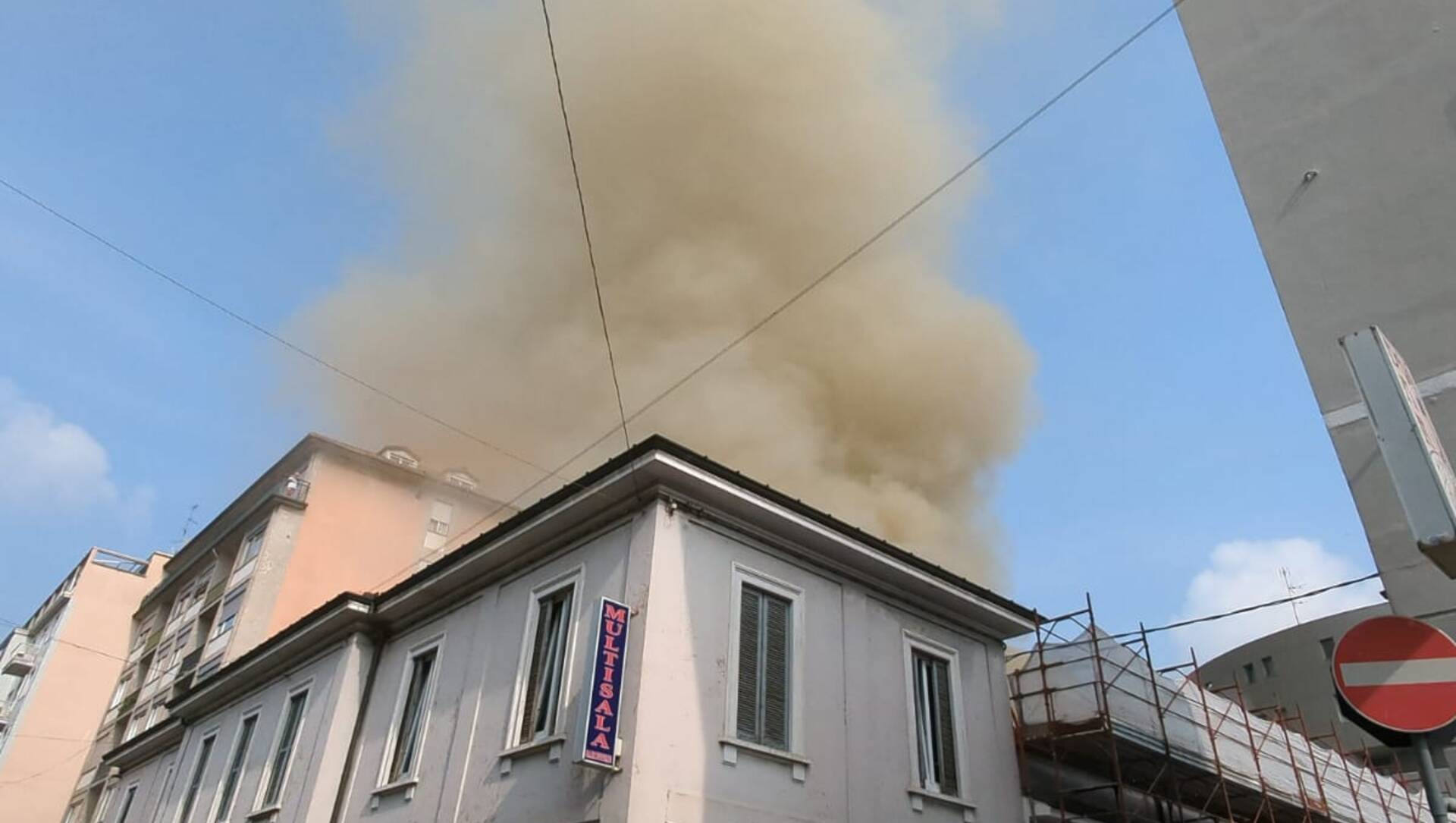 Incendio cinema Saronnese: strade chiuse. Domato il grosso delle fiamme