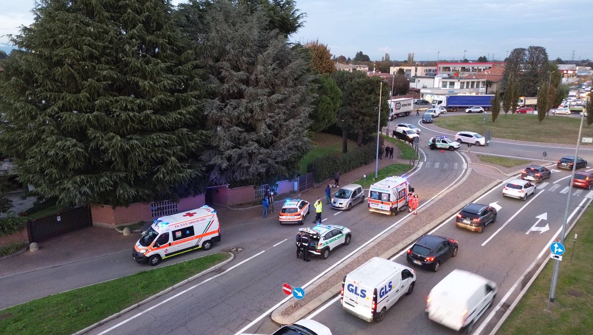 Saronno, viale Lombardia bloccata per incidente con feriti: scontro con un monopattino