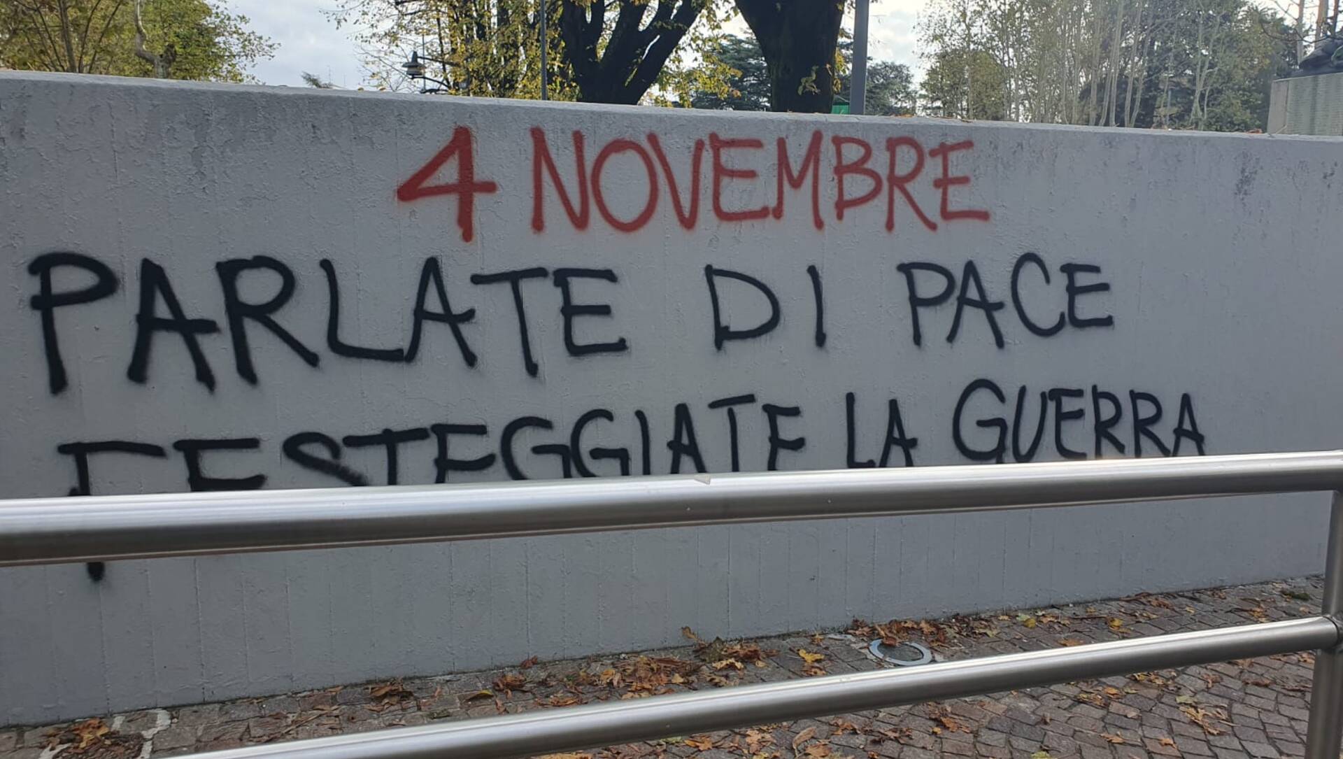 Saronno, scritta contro le celebrazioni del 4 novembre “Parlate di pace, festeggiate la guerra”