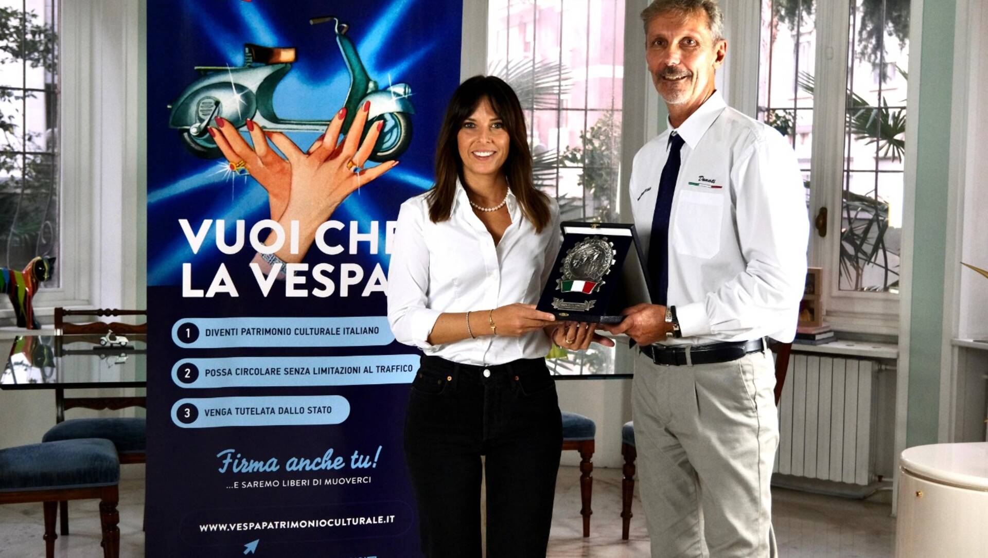 Isabella Tovaglieri (Lega) firma la petizione per rendere la Vespa patrimonio culturale