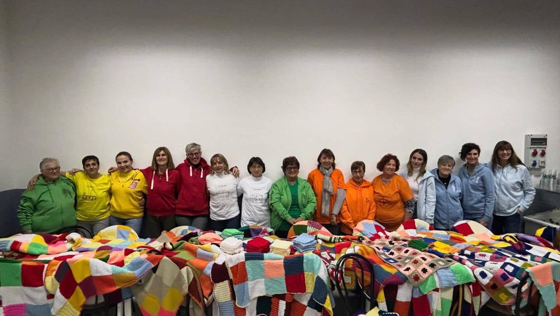 Solidarietà creativa: i rioni di Gerenzano creano 35 coperte multicolore per i senzatetto
