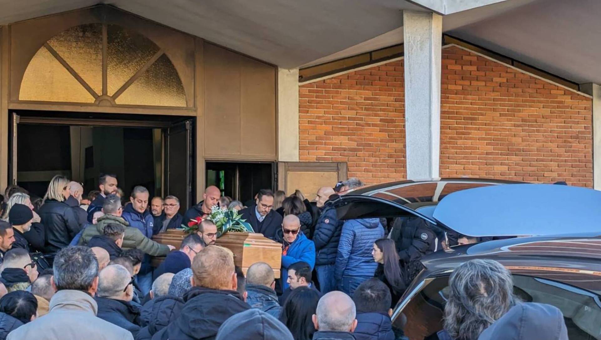 Chiesa gremita per l’ultimo saluto a Lino Castaldo: “Ci hai portato il sorriso, sarai sempre con noi”