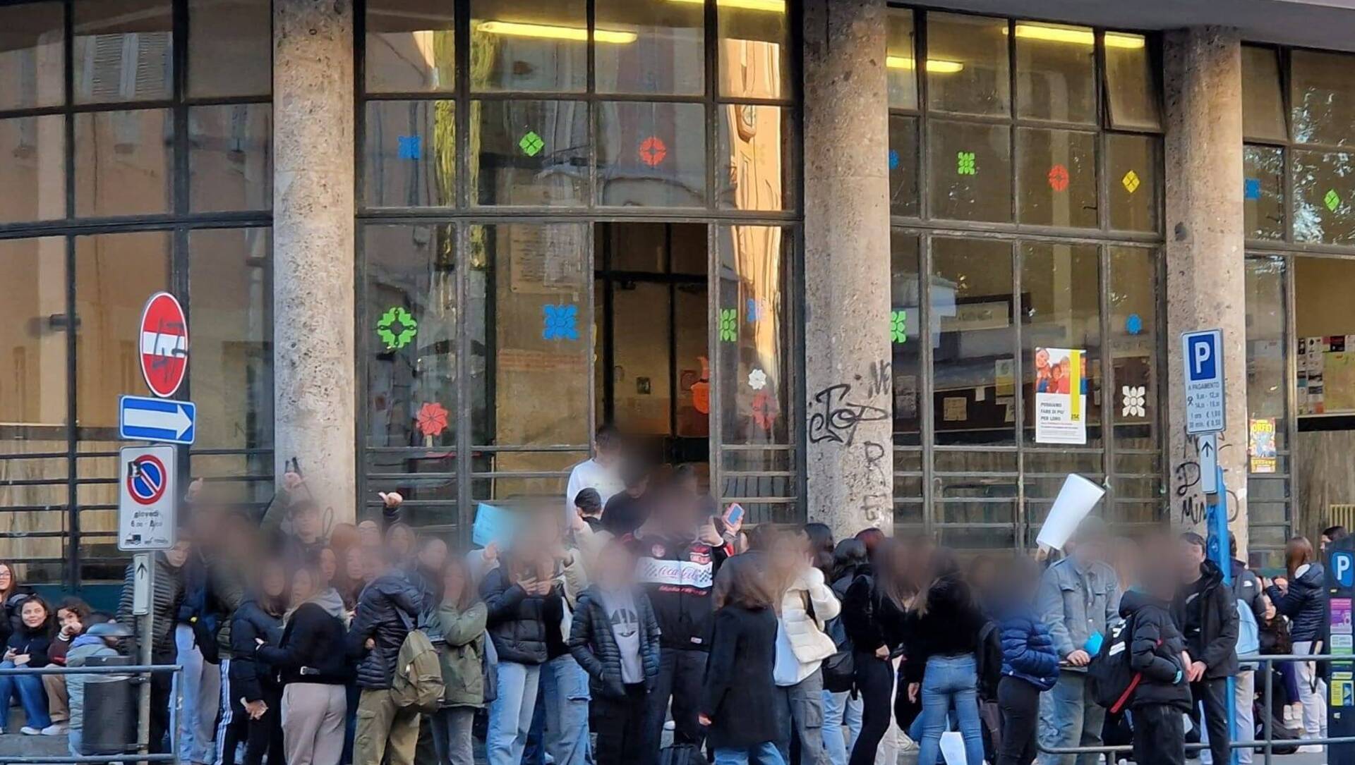 Saronno, Legnani sede di via Antici al freddo: protesta degli studenti