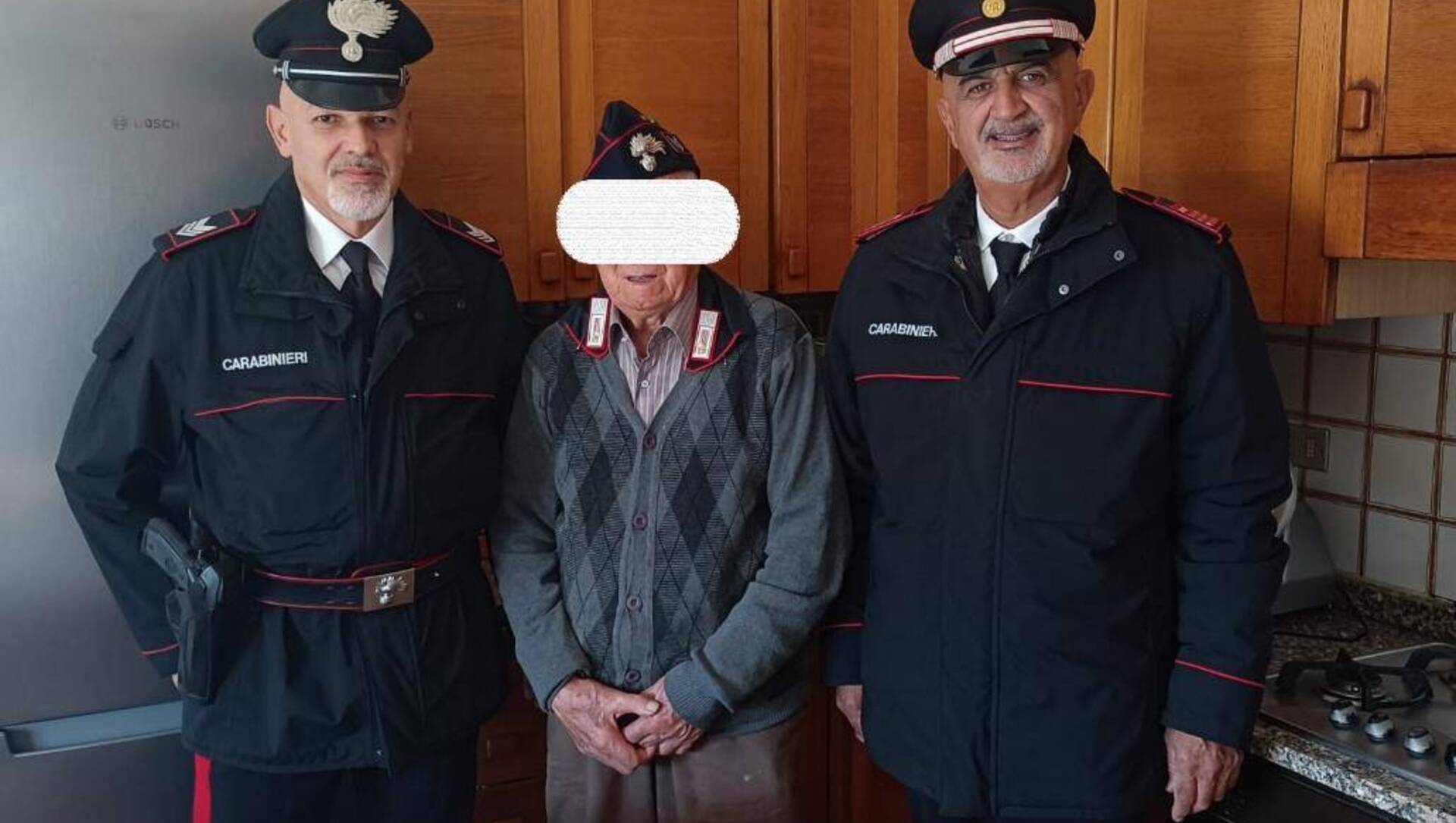 Nonnino ex carabiniere chiede di conoscere i “nuovi”: il comandante lo va a trovare