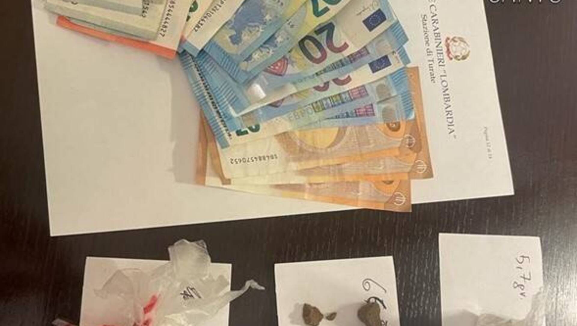Cocaina, hashish e tutto il necessario per preparare le dosi: arrestato 38enne a Turate